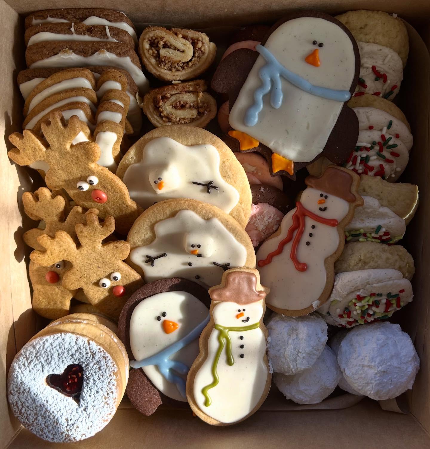 The first cookie boxes of the season have been going out this week! There is still time to get yours or even some to share (they make wonderful gifts!) So adorable, and they taste even better ☺️