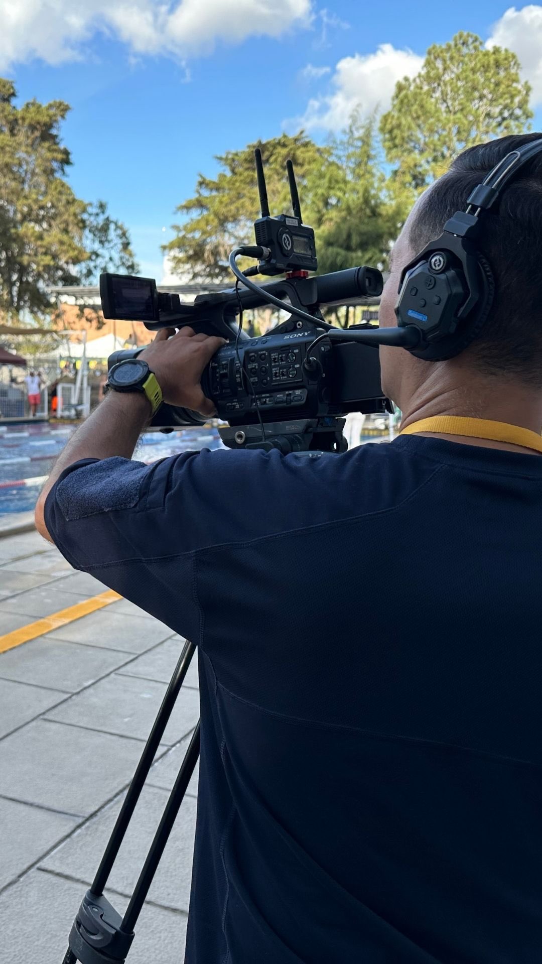 Uno tratando de concentrarse, ajustando cámaras, audio y cada detalle, y de repente escuchás: “se ve que sí le sabes, Luisito” 😅🔥 nada motiva más que eso en pleno evento. #filmmakerslife #filmmakers #film #audiovisuales #produccionaudiovisual #produccionaudiovisual