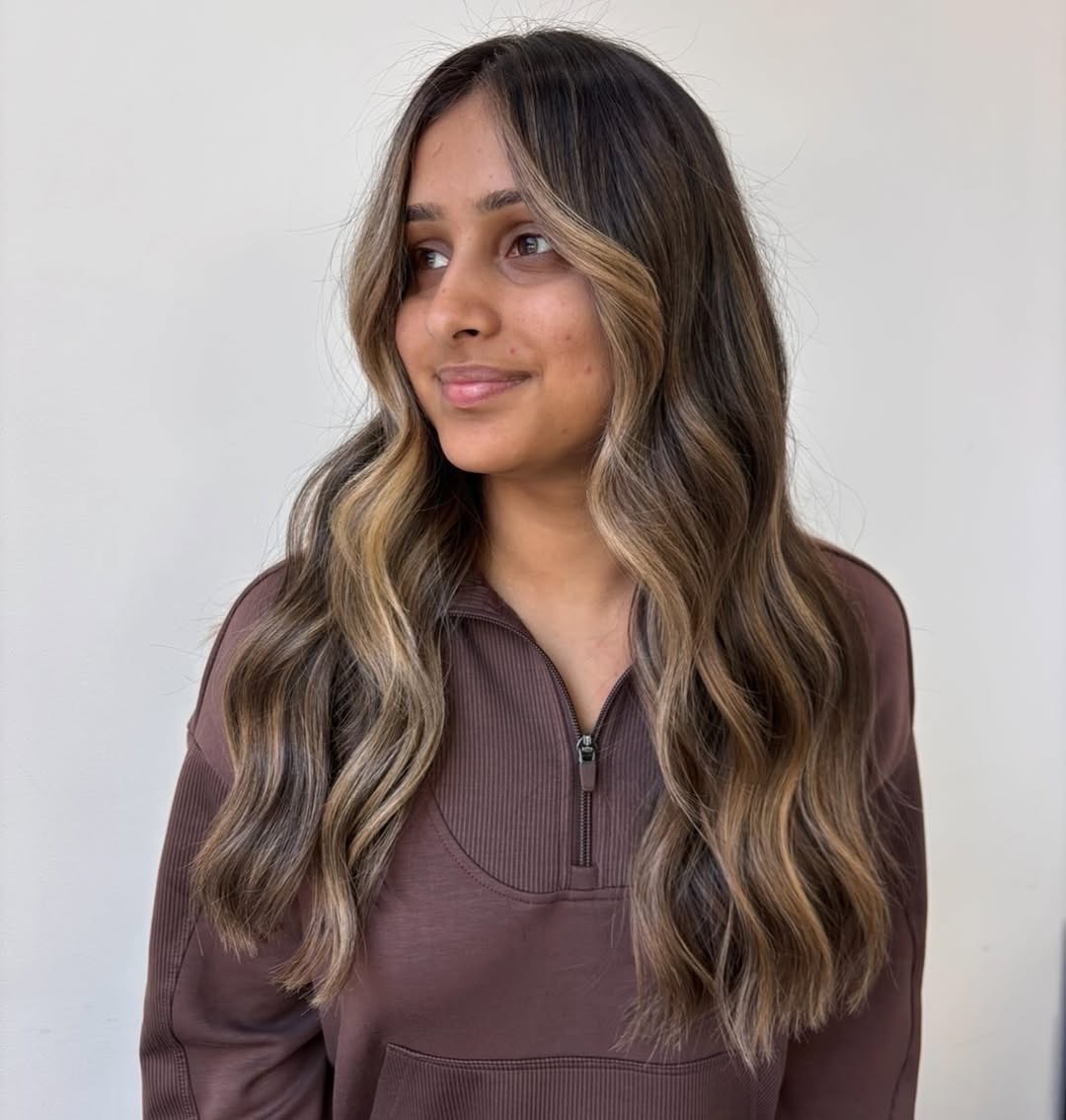 ✨‘Tis the season for gathering🎄
Take some time to freshen up your look and relax away from the chaos @guidehairsalon so you can show up looking and feeling your best!
Use the links in our bio to book in online or give us a call at 306.974.HAIR
📷: hair by @oliviavargahair