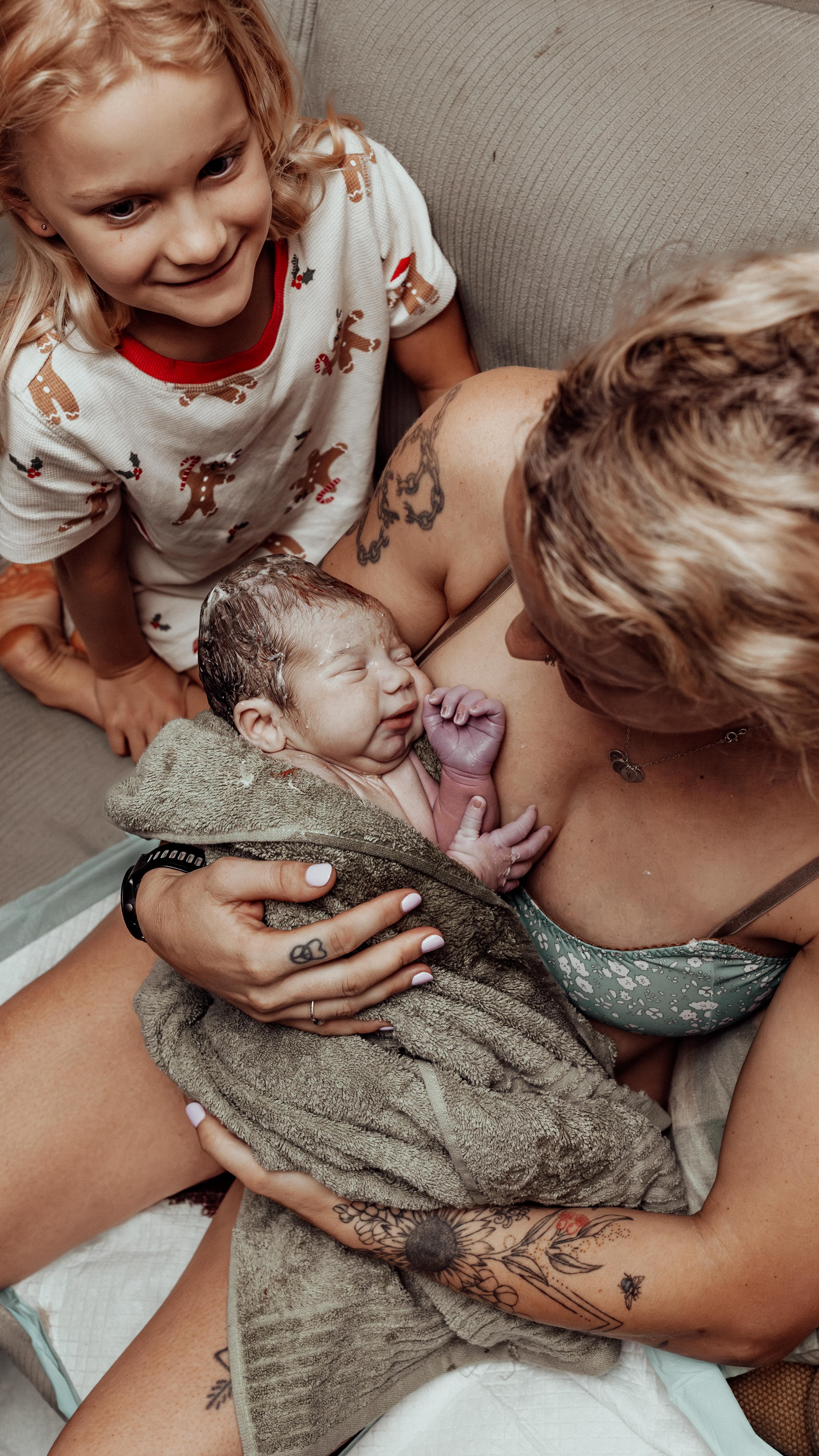 What you don’t always see in birth films and photos.
The advocacy. The stillness. The timing. The deep respect for a family’s space.
This is what it looks like when doula support and visual storytelling meet.
3 minutes inside my role as a doula photographer and filmmaker.
Kirby xx
Olive Juice Lifestyle
#birthstory #birthvlog #pov #homebirthing