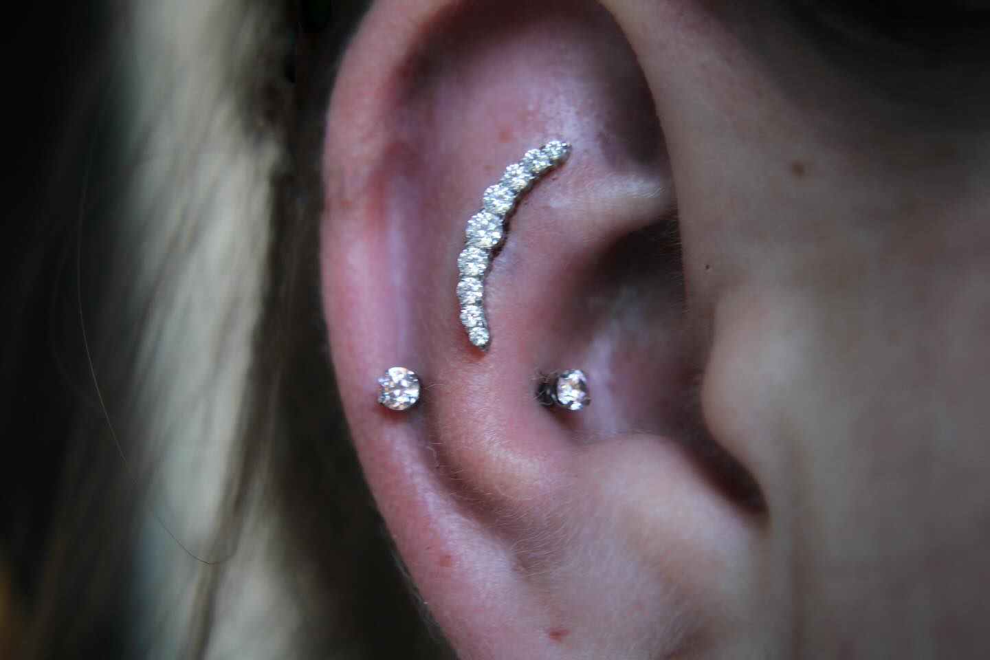 Triple threat! Flat, faux snug and conch piercings
With a implant grade titanium Mila, two cz prongs and odessa ends 🔥🤘🔥
#piercingbowlinggreen #studio100bg #safepiercing