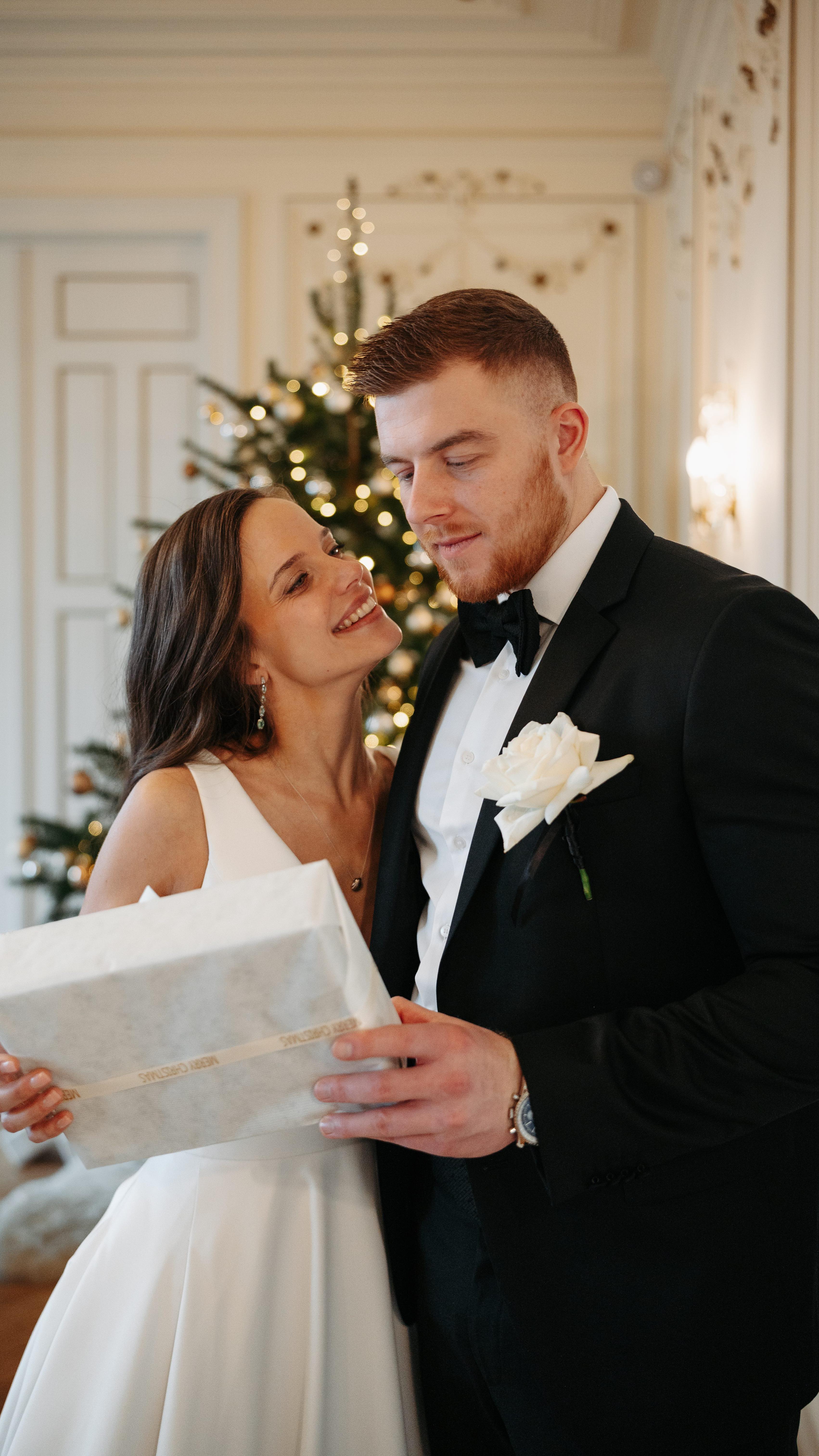 Ein gemeinsamer Schritt.
Ein Blick auf den Tisch.
Und dieser Moment, in dem alles still wird.
Vielleicht ist genau jetzt die Zeit
innezuhalten
den Lieblingsmenschen zu nehmen
und gemeinsam in die Weihnachtszeit zu gehen.
Ich wĂŒnsche euch von Herzen
innige Momente
viel Liebe
und NĂ€he, die bleibt.
Und wenn ihr euch verlobt
oder heiraten möchtet
schreibt mir gern. đ€
đ Hotel Louis C. Jacob
#lovingchristmasglow #luxurywedding #intimatewedding #editorialwedding #winterwedding #christmaswedding #timelessromance #weddingwithfeeling #exclusivevenue #hamburghochzeit #hochzeitsfotografhamburg #fineartwedding
Fotografie:Â @jaronkwast.photography
Konzept & Planung: @kingas_hochzeitsplanung
Location:Â @hotellouiscjacob
Brautmode:Â @truesociety_hamburg
Herrenmode:Â @breuninger
Styling:Â @salonlupke
Juwellier:Â @neljewelleryart
Floristik:Â @blumengraaf
Dekoration:Â @goldene.augenblicke
Papeterie:Â @florabelle.paperart
Videografie:Â @alina_zelenska_
Modelpaar : Theresa und Chris