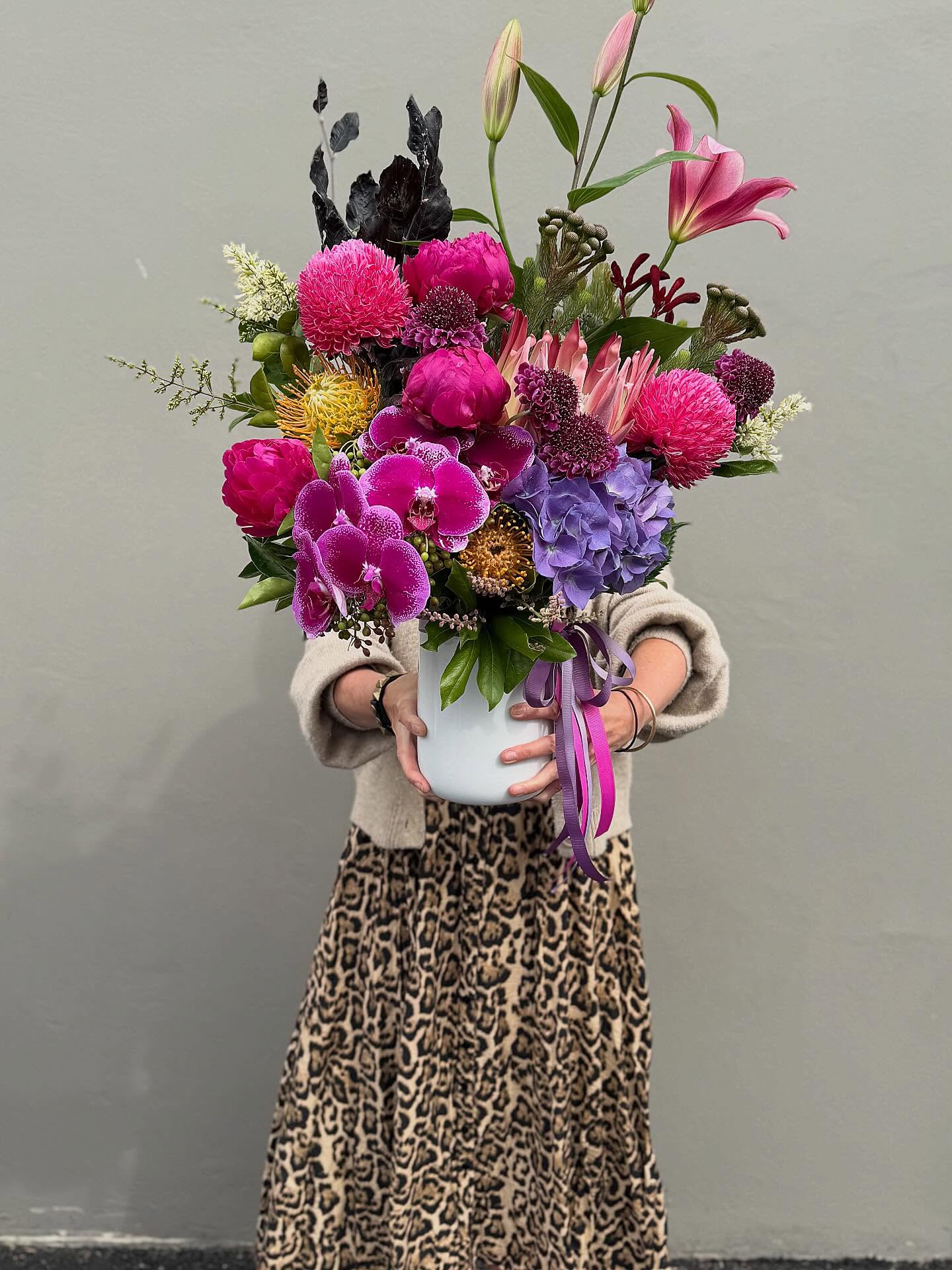 From teacher gifts to workmate wow-moments, from bestie bouquets to “just because” blooms — our shop is overflowing with fresh florals, lush textures, delicious colours and gorgeous giftware to match. 🎁 #floristbelmont #belmontgifts #flowersbelmont #flowers