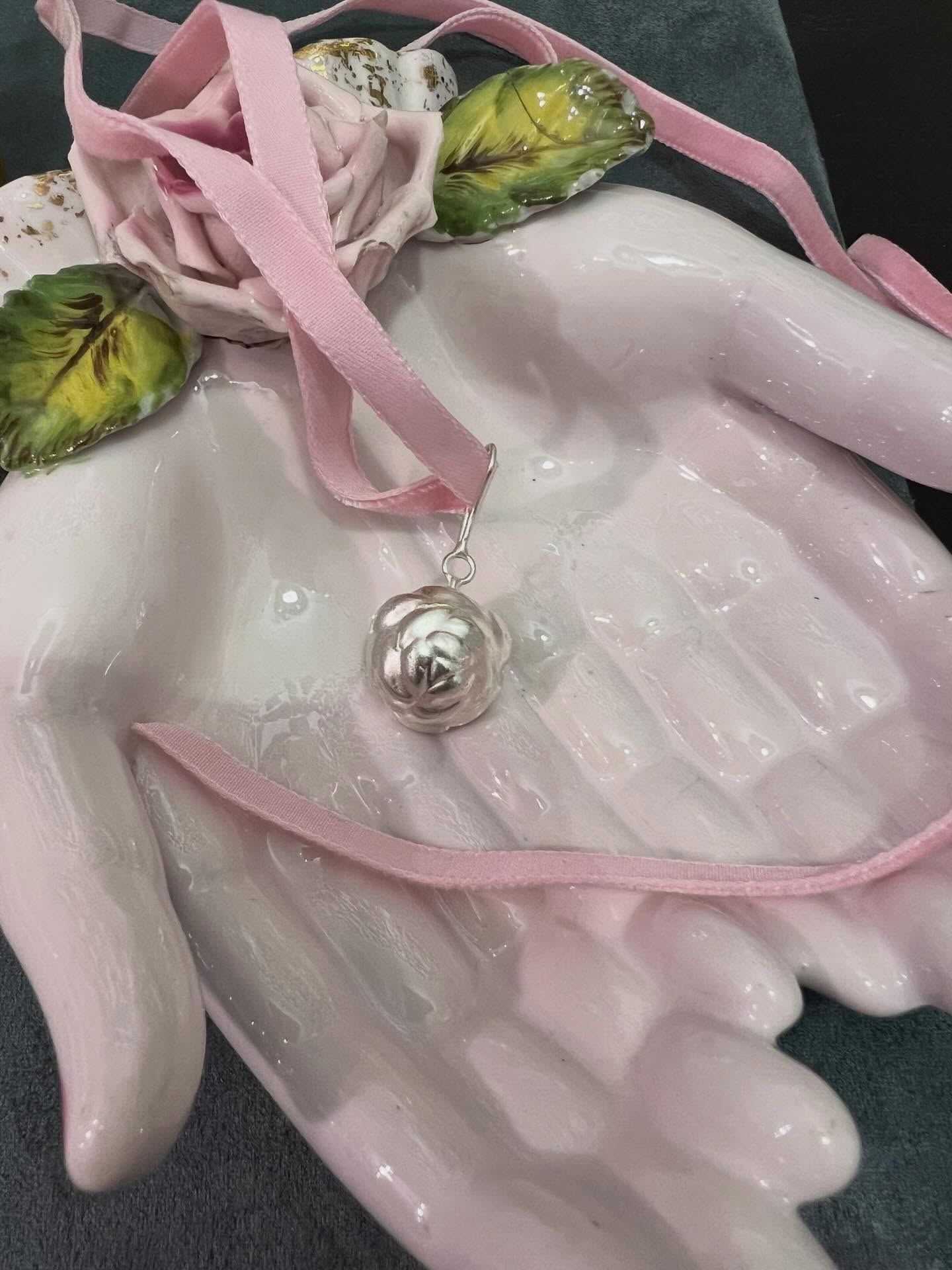 Inspired by the gardens of Empress Josephine from the 19th century, each piece in Sandrine’s Fleur d’Argent collection transforms impressions of natural petal impressions into modern heirlooms in silver and gold.
✨
This collection debuted last week at NYC Jewelry week! Contact us for details on any pieces from Sandrine’s beautiful collection.
.
.
.
.
.
#space85jewelry #sandrinebjewelry #rosejewelry #rosenecklace #flowerjewelry #vieenrose #nycjewelry #nycjw