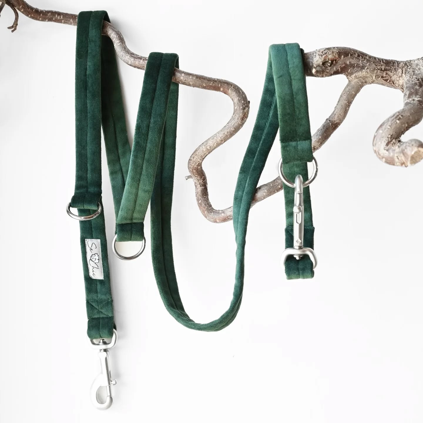Entdecke unsere Se Chic Hundeleine im schönen Dunkelgrün – elegant, pflegeleicht, sofort einsatzbereit. 🐾💚
Jetzt kaufen👉 www.sechic.it
#SeChic #Hundeleine #Grün #Eleganz #Pflegeleicht #Spaziergangkomfort#Handgemacht#Südtirol