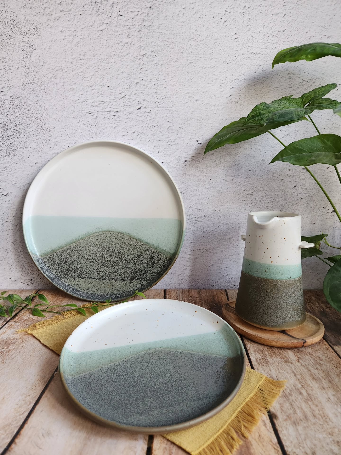 ✨Boutique de Noël✨
à l'atelier Temps de Terre
Ça y est !!
Les céramiques de Noël arrivent !!
Vous y découvrirez une vaisselle artisanale pleine de douceur, pensée pour celles et ceux qui aiment glisser un peu de poésie dans leurs rituels du quotidien.
Chaque pièce est imaginée pour offrir à votre table une lumière particulière, à la fois chaleureuse et délicate.
Et si vous êtes en quête de cadeaux qui ont du cœur, du relief et cette petite âme que seule la main humaine sait créer, alors vous êtes au bon endroit. Ici, chaque objet porte une histoire, façonnée avec authenticité et beaucoup de sincérité.
Voici les horaires pour venir découvrir la boutique de l’atelier en décembre :
• Du lundi au samedi : 11h – 19h
⚠️ fermeture lundi 15/12⚠️
Week-ends spéciaux Boutique de Noël :
• 13 & 14 décembre
• 20 & 21 décembre
Samedi : 11h – 19h
Dimanche : 13h – 18h
On vous attend avec du bon thé ☕️ et un délicieux chocolat chaud !!
À très vite !
🎄🎁🎄