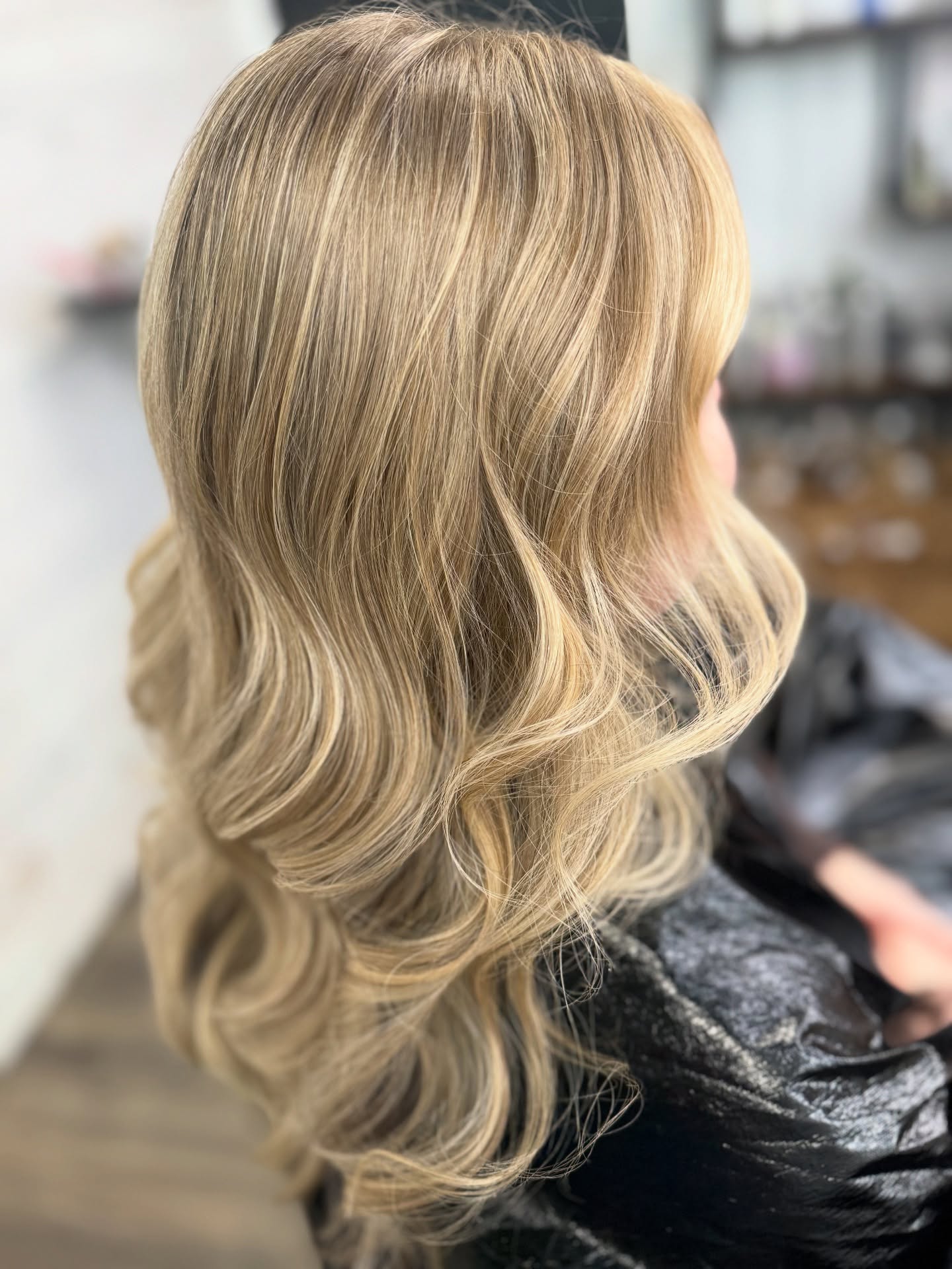 I’m absolutely loving the warms coming back. Rich, golden, dimensional. 💛
#levelheadedhairdesign #warmblonde #sumner #sumnerhair #bonneylakehair #puyalluphair #kenraprofessional