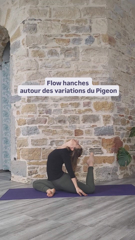 Petit flow inspiré du thème de la semaine dernière pour notre nouveau cycle autour des hanches.
On a joué avec plein de versions de la pose du pigeon, est ce que vous les avez toutes spottées?
Pigeon classique, en torsion, les bras derrière, le pigeon actif à partir de la table et à partir de chien tette en bas (le plus savoureux!), le pigeon volant (galavasana) et en trépied puis retour galavasana (pas si facile le retour!)☺️ et double pigeon‼️
Et enfin le pigeon royal avec 2 entrées: 1. le bras passe par le côté (flip the grip, il faut que l'épaule soit prête) et 2. entrée avec les bras par le haut, ça s'est enfin débloqué pour moi:
Pour cela j'ai engagé au max les ischio jambiers pour ramener le talon arrière à la fesse et poussé dans le sol avec le pied et genou avant (grosse différence!) et j'ai optimisé l'extension thoracique (au lieu de tout miser sur l'extension lombaire et cervicale)✨️
Je ne vous ai pas filmé la sirène, le pigeon sur le dos et il existe sûrement d'autres... Qui veut tester?🙋♀️
Thème des hanches et du coeur qui nous reconnecte à nos besoins et nos envies profondes. Quels sont tes besoins profonds en cette fin d'année, clôture de chapitre et entrée dans une période d'intériorité?
Ça m'a permis de ressentir que mes besoins profonds intérieurs sont tous nourris et que tous les besoins que j'ajoute sont en fait annexes, extérieurs, créés par le mental., tout est là, #santosha contentement♥️ de ce que l'on a déjà en nous, petit rappel en cette saison de surabondance et surstimulation🎄