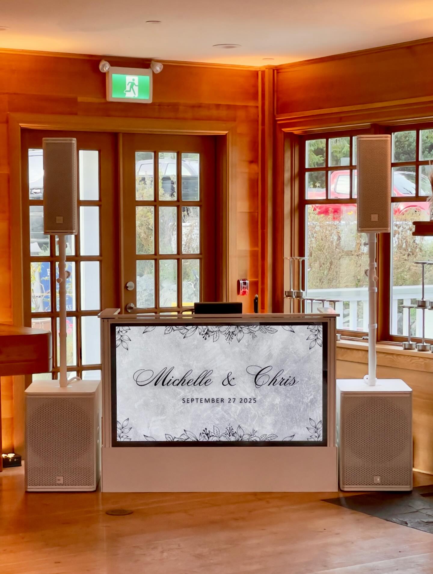 TBT to a super fun wedding I did in September for an industry friend, @michellebirmingham, and her husband @chriswardle17. This gig had quintessential west coast wedding vibes and I was thrilled to provide ceremony audio support, cocktail hour music, dinner music and audio support for speeches, and full DJ services for dancing! 😍🌊
Planner: @mrsjadeolivia
Officiant: @amandazonz
Photographer: @georgiajohnstonphotography
Videographer: @lilyventurefilms
Hair: @hairbytaylorbartel
Makeup: @tamaramartinmakeup
DJ, Sound, Lighting: @djchrispoynter
Venue: @sookeharbourhouse
Decor: @brittanysagal_designs
Florist: @folklorefloralvictoria