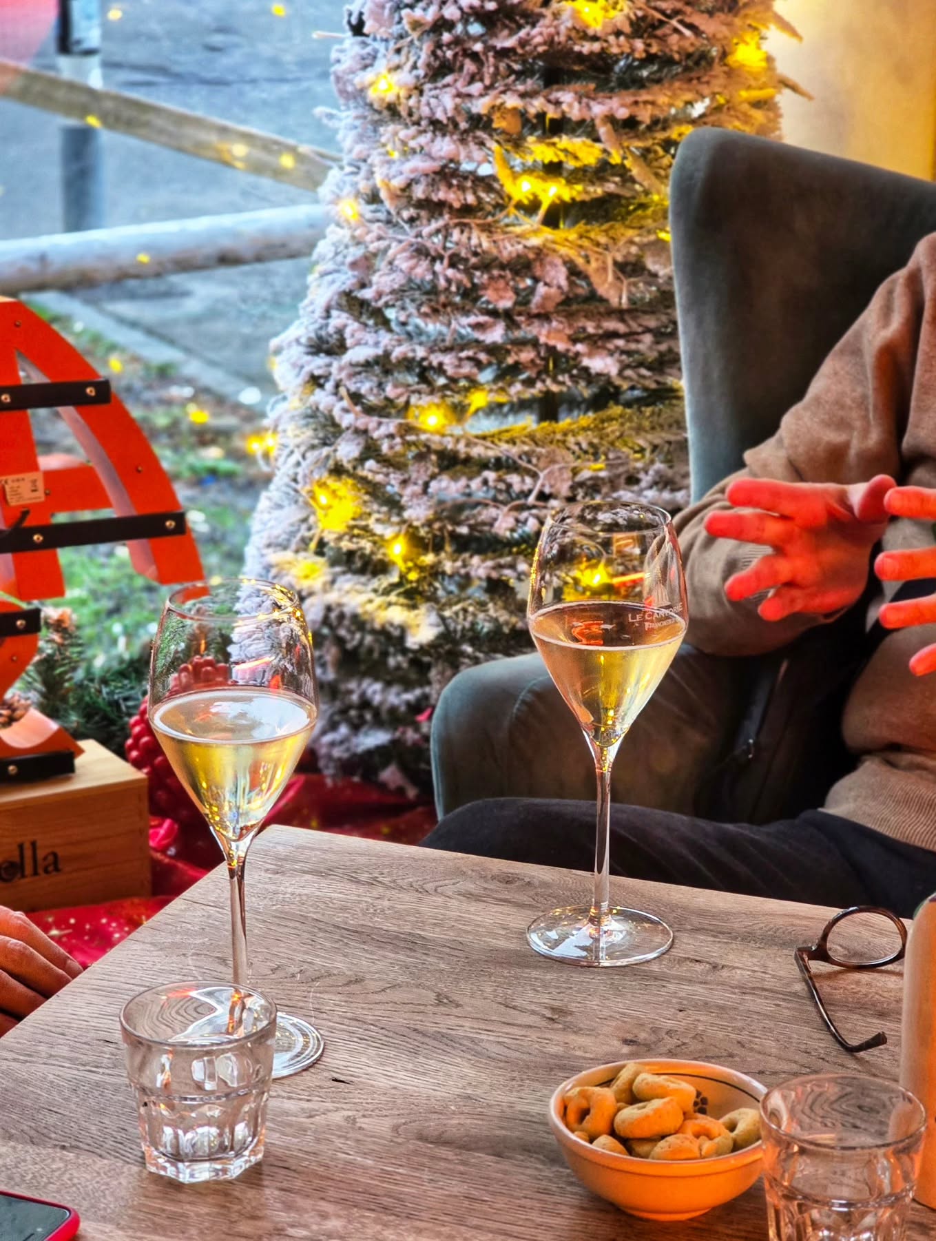 Lights, laughter, and a glass of something sparkling - that's the holiday spirit.🎄🥂
#franciacorta #christmas #zurich