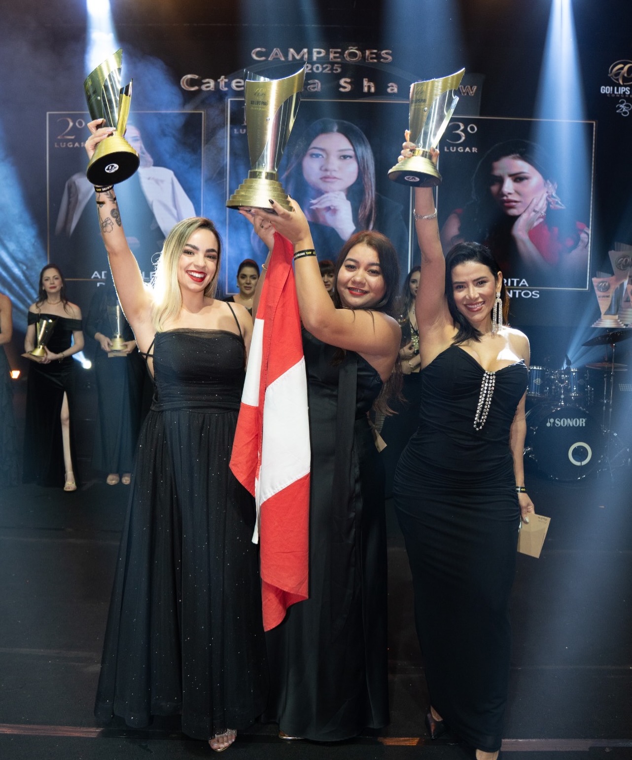 Ser campeã em um campeonato vai muito além de subir ao pódio.
É sobre renunciar ao conforto, enfrentar dias difíceis, insistir quando ninguém está vendo e treinar quando o corpo pede descanso.
Ser campeã é transformar disciplina em rotina, coragem em combustível e sonho em destino.
É cair diversas vezes, mas levantar todas elas com ainda mais força e propósito.
É saber que cada gota de esforço constrói não apenas uma vitória, mas uma versão mais forte, mais madura e mais confiante de si mesma.
Porque no fim, o troféu não representa o dia da conquista…
Ele representa tudo o que você foi capaz de superar para chegar lá.
Parabéns as nossas campeãs de SHADOW
@estercostapmu
@rita.santosrs
@studioadrielleduarte