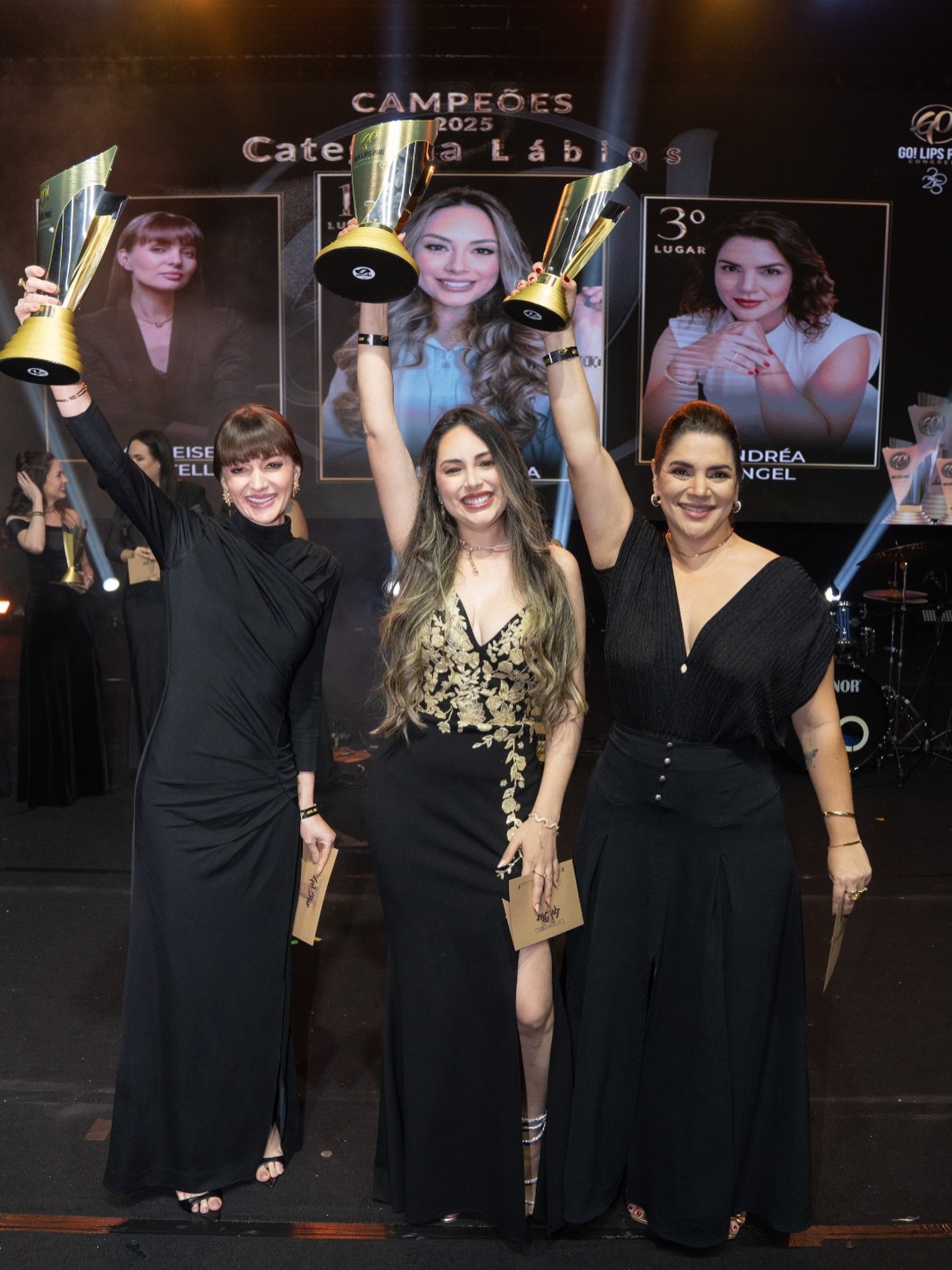 Ser campeã em um campeonato vai muito além de subir ao pódio.
É sobre renunciar ao conforto, enfrentar dias difíceis, insistir quando ninguém está vendo e treinar quando o corpo pede descanso.
Ser campeã é transformar disciplina em rotina, coragem em combustível e sonho em destino.
É cair diversas vezes, mas levantar todas elas com ainda mais força e propósito.
É saber que cada gota de esforço constrói não apenas uma vitória, mas uma versão mais forte, mais madura e mais confiante de si mesma.
Porque no fim, o troféu não representa o dia da conquista…
Ele representa tudo o que você foi capaz de superar para chegar lá.
Parabéns as nossas Campeãs de Lábios
@priscilalimaacademy
@macleisestudioacademy
@andrea.angelpmu