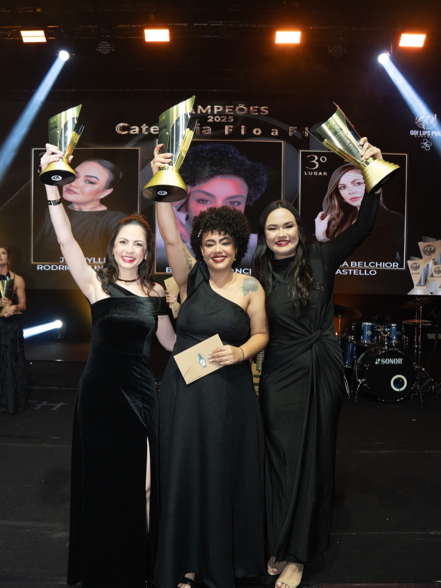 Ser campeã em um campeonato vai muito além de subir ao pódio.
É sobre renunciar ao conforto, enfrentar dias difíceis, insistir quando ninguém está vendo e treinar quando o corpo pede descanso.
Ser campeã é transformar disciplina em rotina, coragem em combustível e sonho em destino.
É cair diversas vezes, mas levantar todas elas com ainda mais força e propósito.
É saber que cada gota de esforço constrói não apenas uma vitória, mas uma versão mais forte, mais madura e mais confiante de si mesma.
Porque no fim, o troféu não representa o dia da conquista…
Ele representa tudo o que você foi capaz de superar para chegar lá.
Parabéns as nossas Campeãs de Fios
@barbara.davanzo
@jhamyllebusetti
@janainacastellobeauty