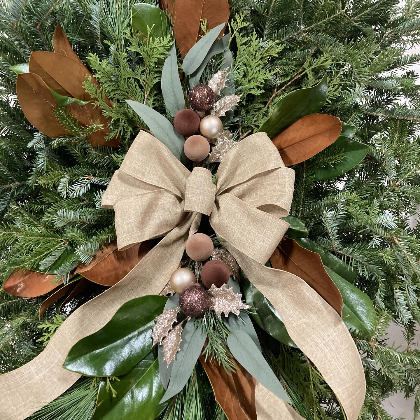 I’ve been gloriously ruined forever. Magnolia leaves just make everything more beautiful. Recently gifted a huge bucket of branches by a friend who sadly had to remove a tree, I can not possibly imagine not having these beautiful additions in all my wreaths and grave blankets from now on.
#roundtreefarmgreenhouse #magnolialeaves #christmasdecor