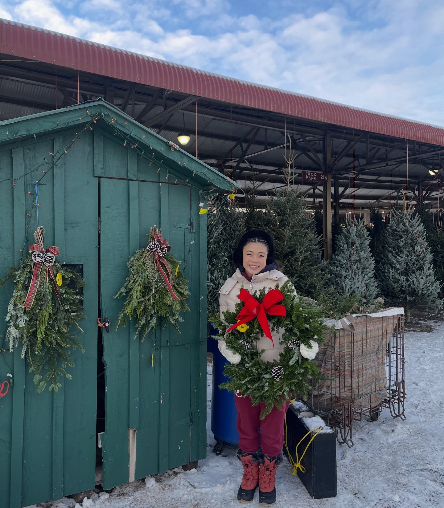 It’s a beautiful Saturday morning to shop local! Whether you’re getting a tree or some goodies to take home, we’ll be here until 12 for you. 🌲❄️