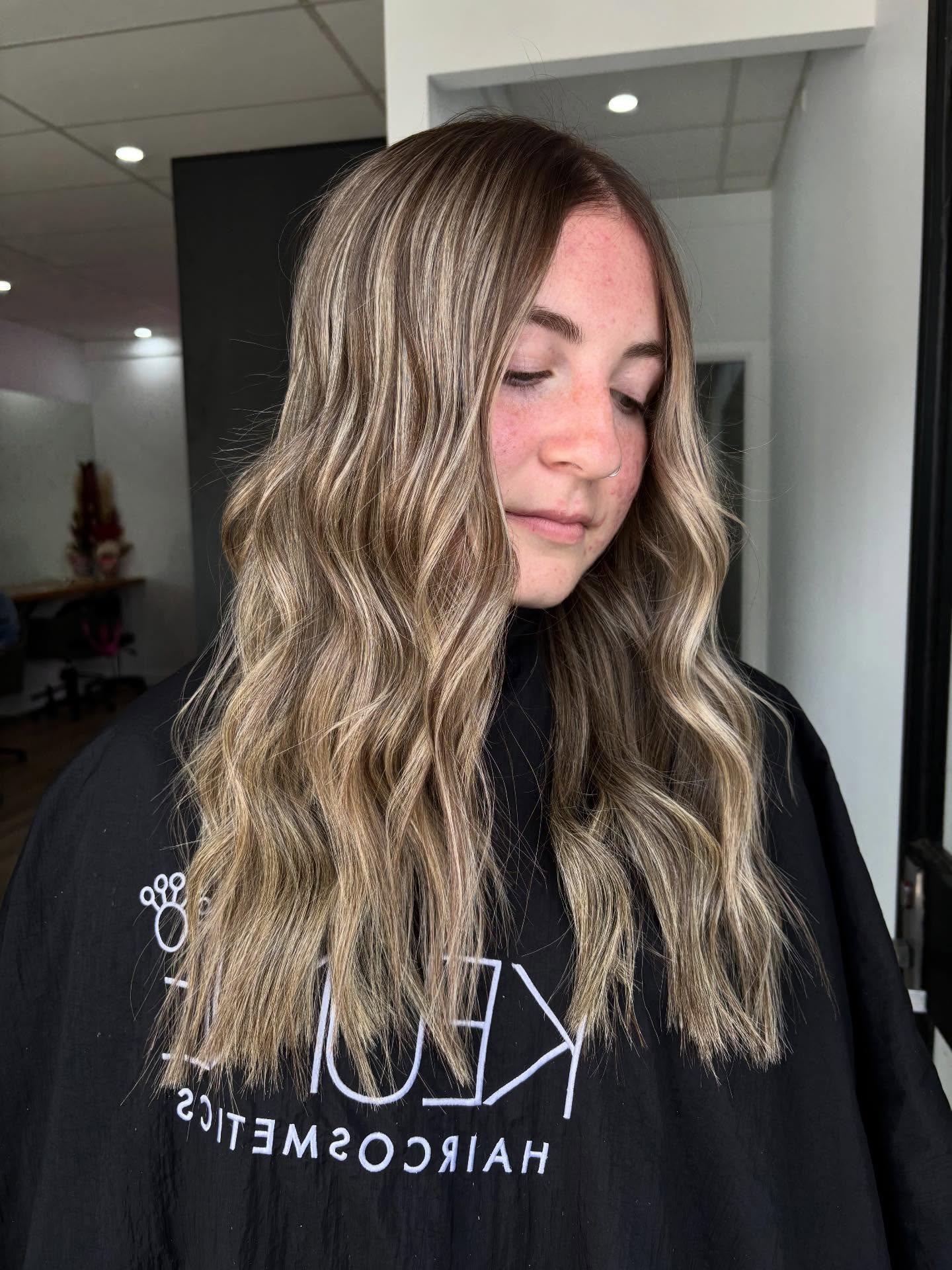 Just here making hair dreams come true 🤭🩷
#blonde #balayage #livedinhair #yarravalley #happybirthday