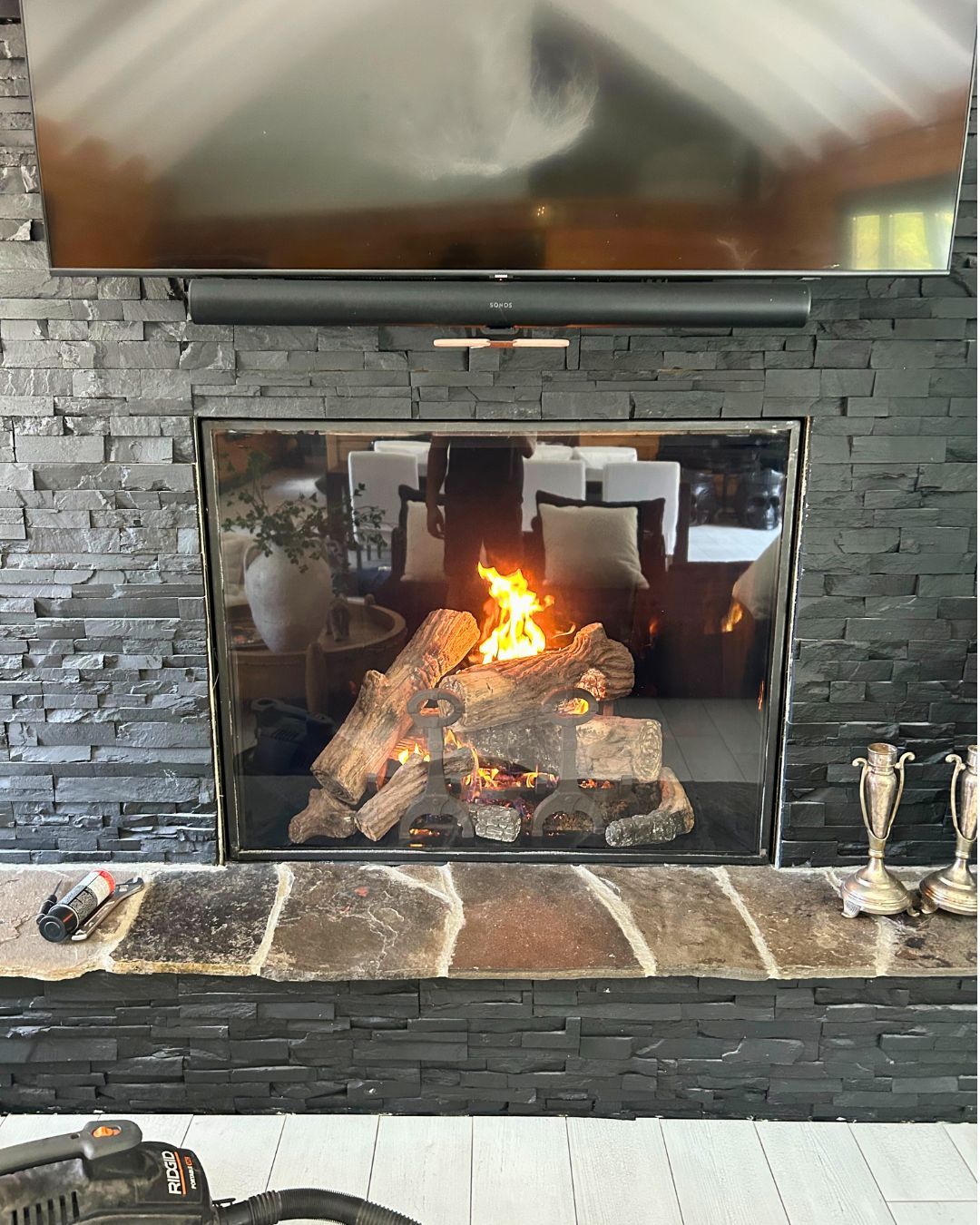 Don't settle for a fireplace that doesn't sparkle! Book your gas fireplace cleaning with us to get that mirror finish in time for the holidays!
#theheatingsource #fireplacecleaning #gasfireplace #fireplace #fireplacecleaning