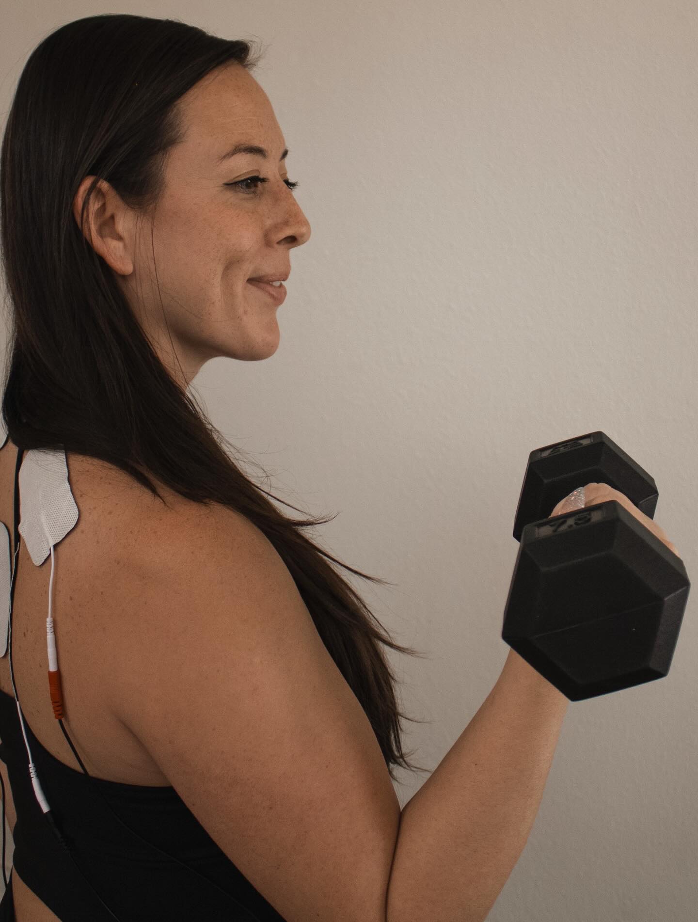 Do you suffer from headaches? Chronic neck tension? Migraines? High stress?
The root cause of your chronic pain can stem from over activation or under activation of the neck muscles.
The only way to truly reset and rebalance the body is to train these muscle properly.
Whenever I see my clients overcompensate in the neck and traps, I recommend an @arpwave @nerveOTX session.
We focus on rehabbing the balance of the muscles.
First, we test to pinpoint exactly which muscle of the upper body need attention.
We,then, strengthen the weak muscles, stretch the tight muscles, and neurologically reset the signals that the brain sends to the muscles to relive chronic pain and tension.
Read all the details on our Rehab Services page on our website then, BOOK NOW to eliminate your pain completely.
#rehabtherapy #nerveotx #arpneuro #arpwave #painfreerehab #livepainfree #neurokinetictherapy #personaltraining #privatepersonaltraining #shoulderpain #kneepain #backpain #jointpain #injuryrelief #sweatsocietyfitness