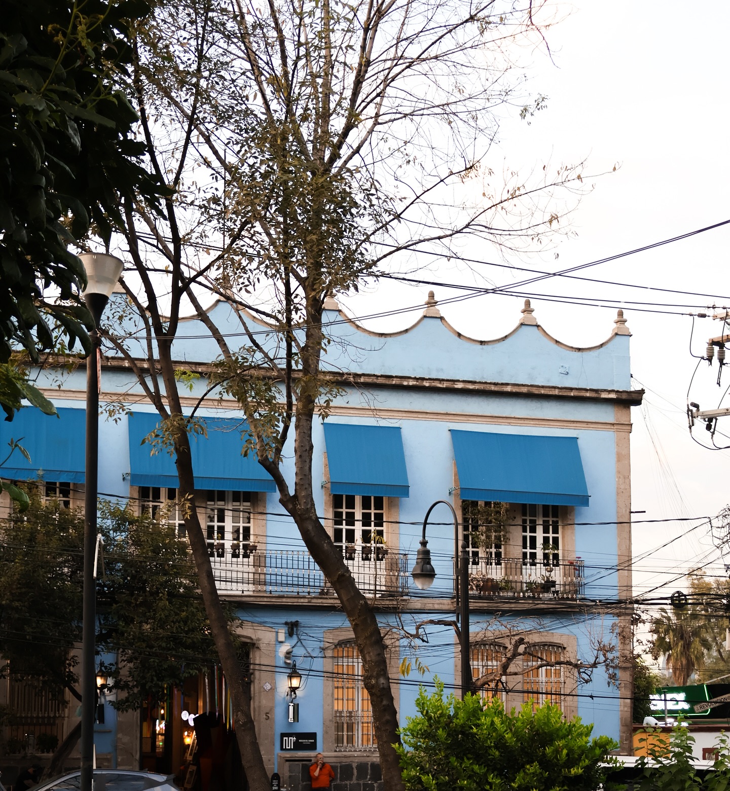 Ven a vivir la experiencia en Mercado del Carmen: gastronomía deliciosa, cafés que se disfrutan lento, espacios para trabajar y rincones perfectos para platicar.
Aquí siempre hay algo que probar, descubrir y compartir.
✨ Te esperamos en San Ángel.