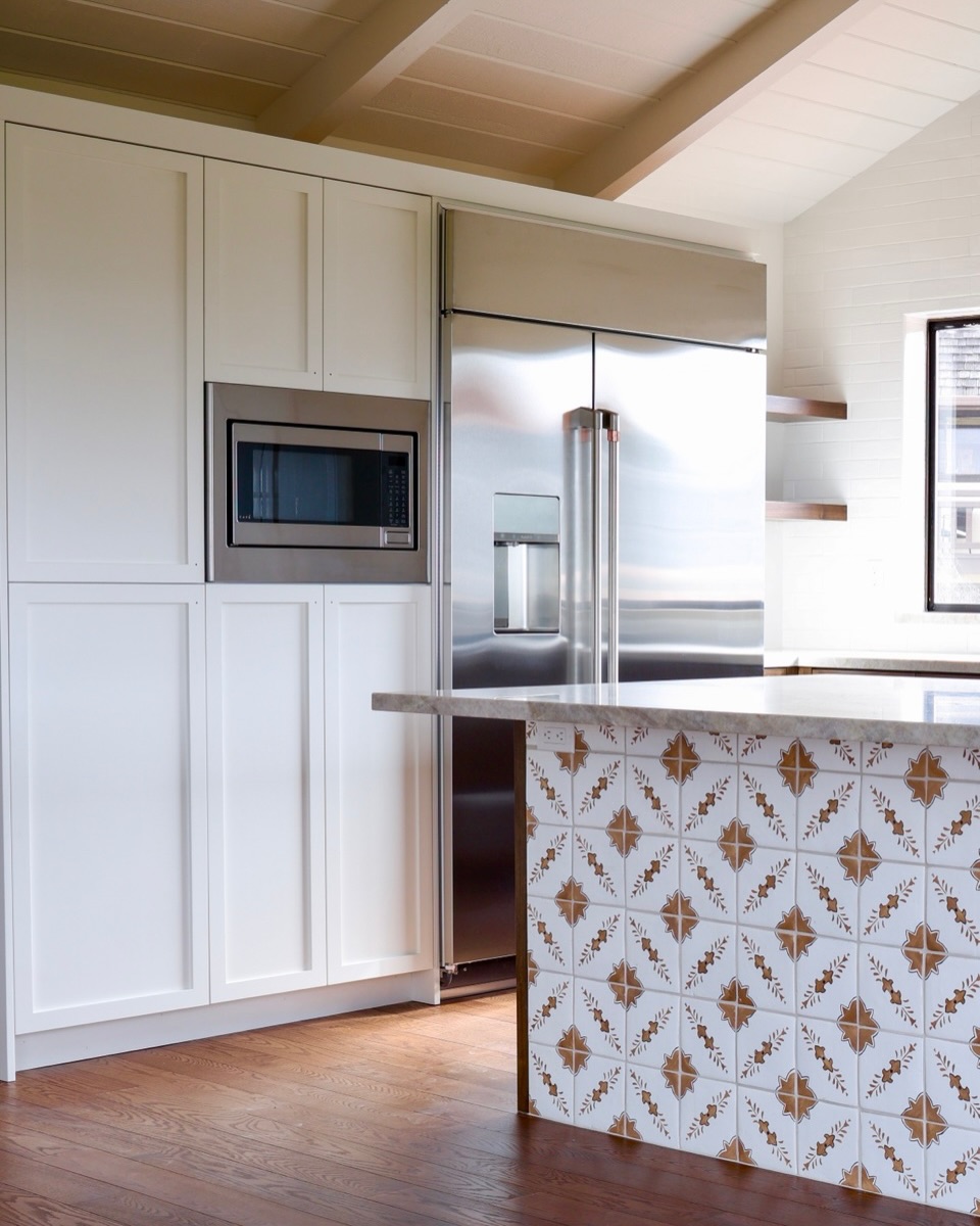 A recent remodel we worked on in Aptos, clean white cabinets contrasted with rich walnut and tile patterns.
Designer : @christie_hausmann_design