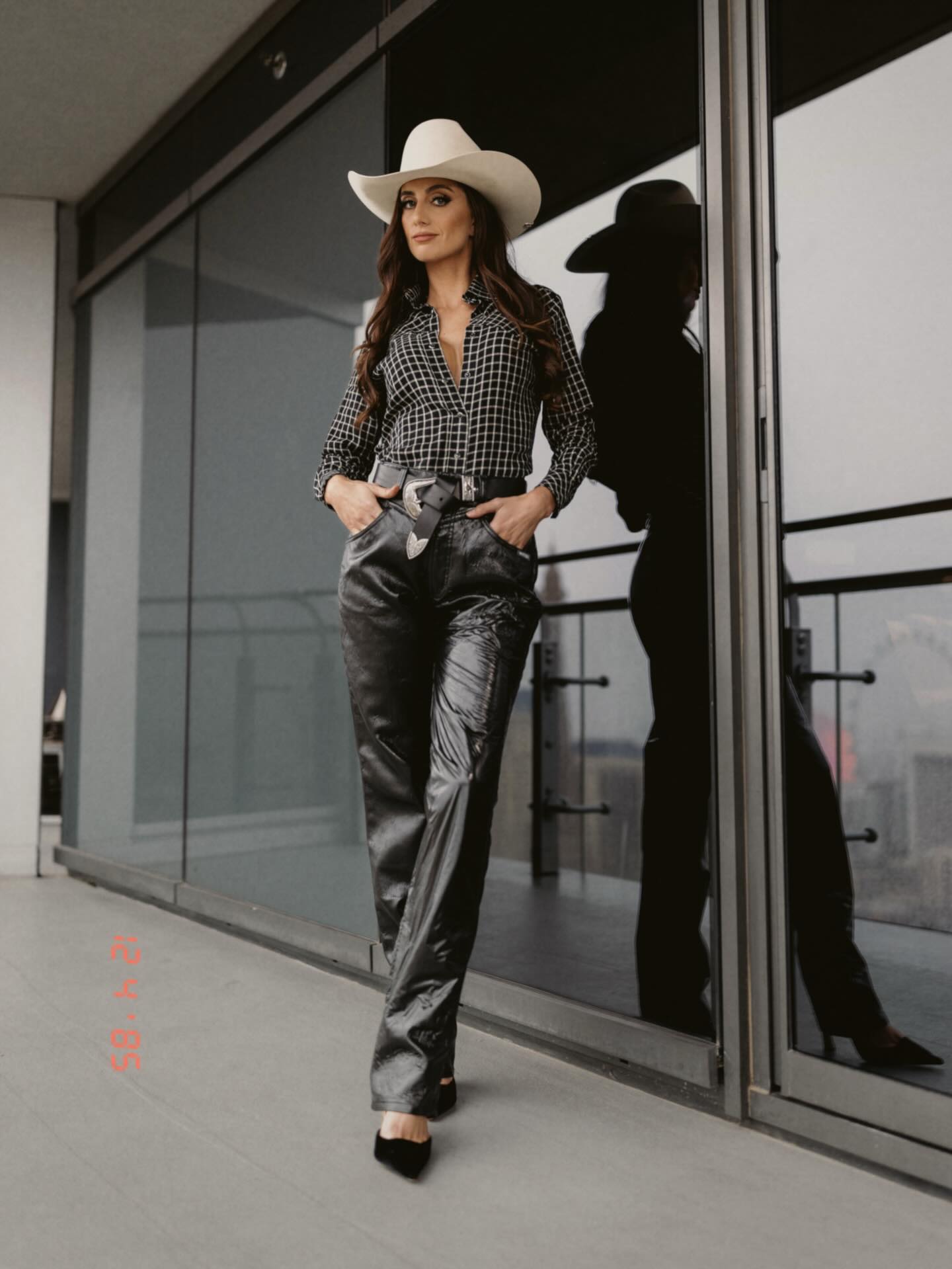 In her Throwback era.
@coyote.kiley leaning in to “1985” this year at @lasvegasnfr. A trusty plaid pearl snap and authentic leather Rockies does a girl good. @hallie.sosolik.photography