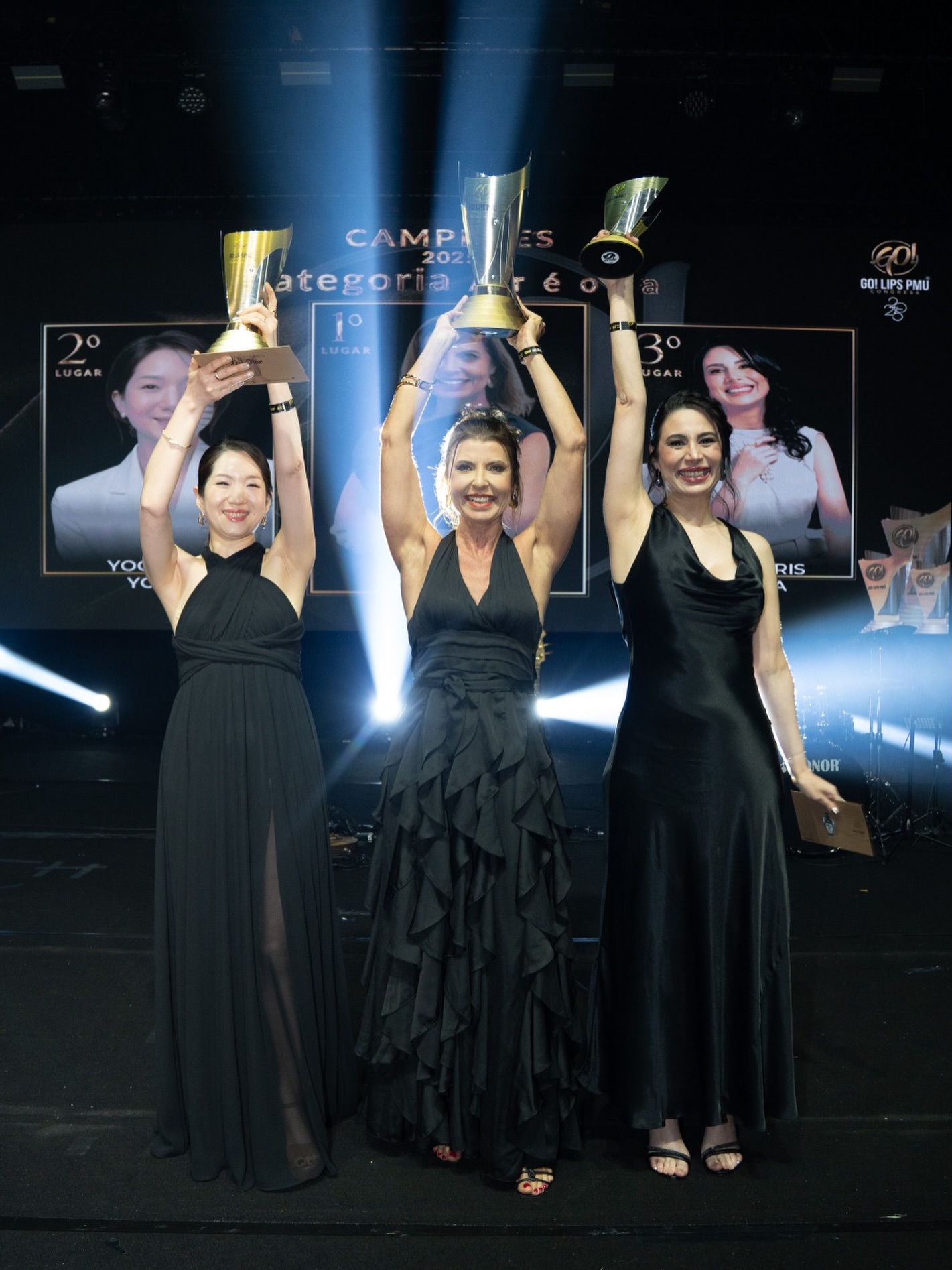 Ser campeã em um campeonato vai muito além de subir ao pódio.
É sobre renunciar ao conforto, enfrentar dias difíceis, insistir quando ninguém está vendo e treinar quando o corpo pede descanso.
Ser campeã é transformar disciplina em rotina, coragem em combustível e sonho em destino.
É cair diversas vezes, mas levantar todas elas com ainda mais força e propósito.
É saber que cada gota de esforço constrói não apenas uma vitória, mas uma versão mais forte, mais madura e mais confiante de si mesma.
Porque no fim, o troféu não representa o dia da conquista…
Ele representa tudo o que você foi capaz de superar para chegar lá.
Parabéns as nossas Campeãs de Aréola
@crisabdallaatelier
@studioyoon_pmu
@alinemaris_beauty