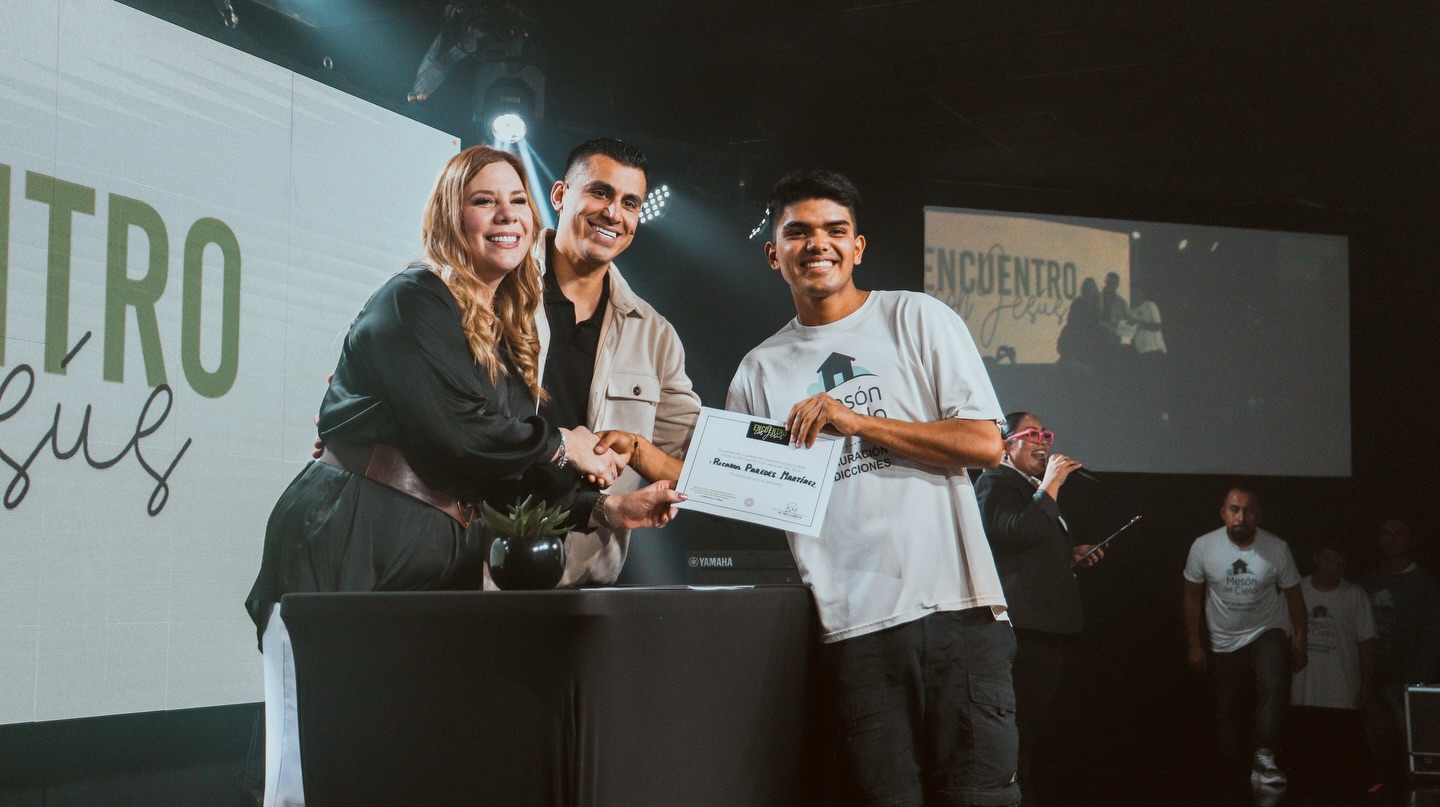 Ayer vivimos un momento muy especial en El Mesón del Cielo 🙌 Entregamos diplomas a quienes completaron su encuentro con Jesús, una experiencia transformadora que marca un nuevo comienzo. 💛
Sabemos que el crecimiento espiritual es clave en el proceso de restauración de adicciones, y celebramos cada paso hacia una vida renovada. 🌿