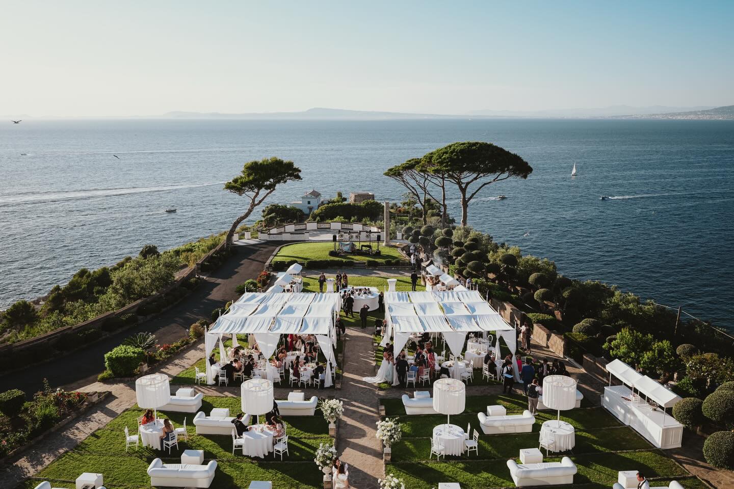 Quando la bellezza della natura si incontra con eleganza e stile. Un matrimonio da sogno in questa location mozzafiato, dove ogni dettaglio è stato pensato per regalare emozioni uniche. 📸
#SposiFelici #WeddingGoals #LocationDaSogno #MatrimonioElegante #VistaMare #SposiInnamorati #EventiUnici #LuxuryWedding #AmoreInTutto #WeddingsOfInstagram #DreamWedding