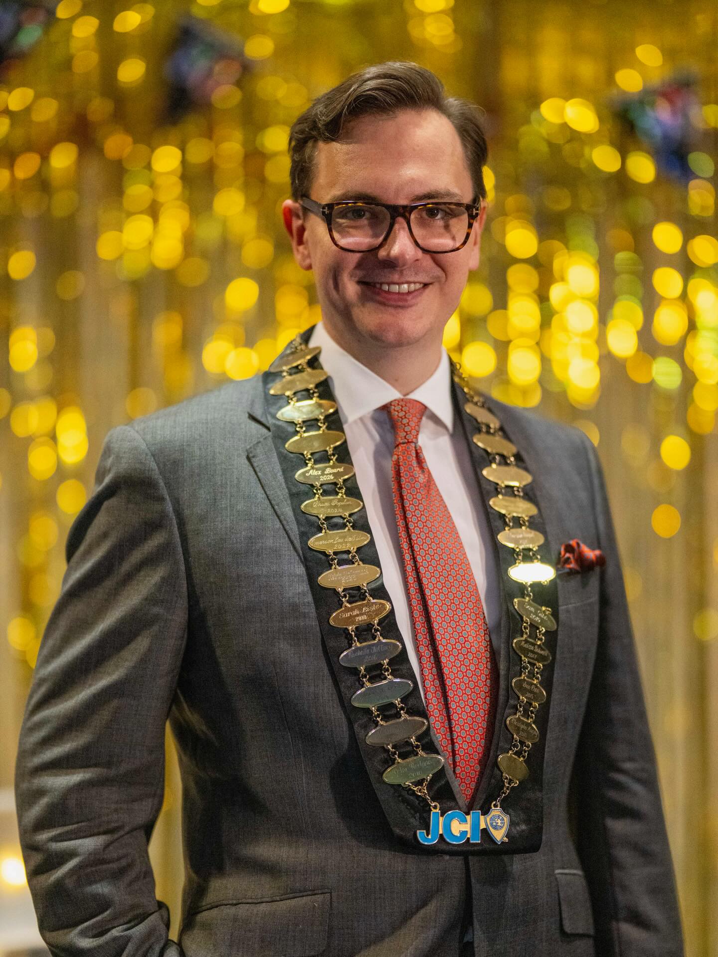 Swipe left to spot the difference! 👀
For the first time in 46 years, our National President comes from the JCI Brisbane chapter. What makes it even more special is that the honour has passed from father to son — with Greg Beard holding the title in 1980, and Alex Beard stepping into the role in 2026.
Some fun facts about Greg and Alex:
⏰ Same age when stepping into the role
⭐ Same chapter
💙 Both leading the national organisation under a new logo
👞 Same shoe size (so Alex says the shoes won’t be too hard to fill 😜)
And yes, they do own matching shirts 👔
The Beards are the second father–son duo to serve as National President in JCI Australia, following Ray and Ross Lawson.