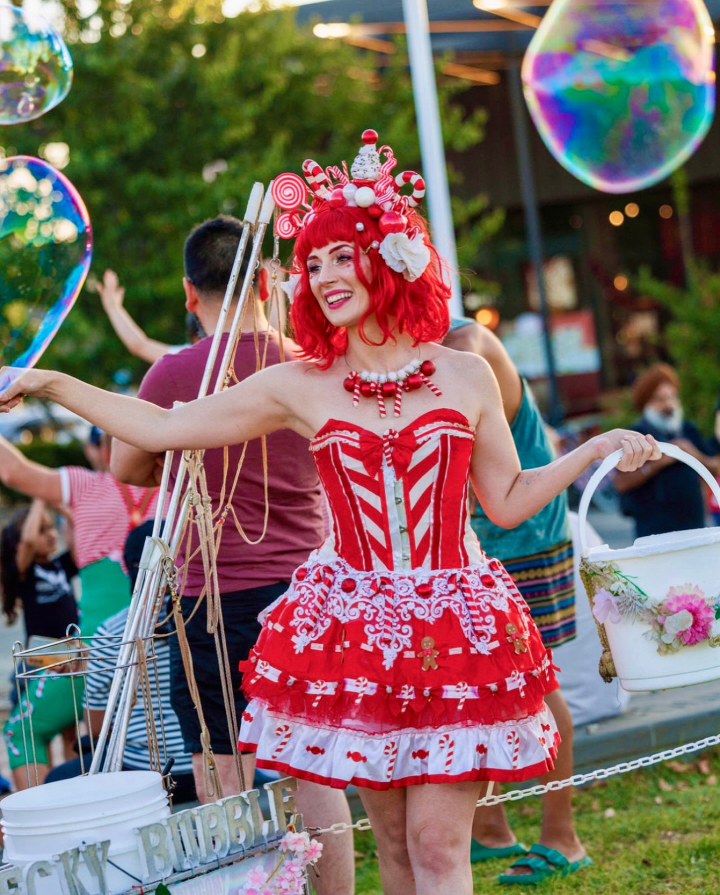 It’s the most wonderful time of the year 🫧❤️🎅🏻
Booked By: @enpointe_events
#beckybubble #bubbleologist #bubble #bubbles #bubblelife #performanceartist #performer #costumedesign #bubbleshow #bubbleartist #christmascostume #christmasperformer #christmasevent #christmasentertainment #christmas #candycane