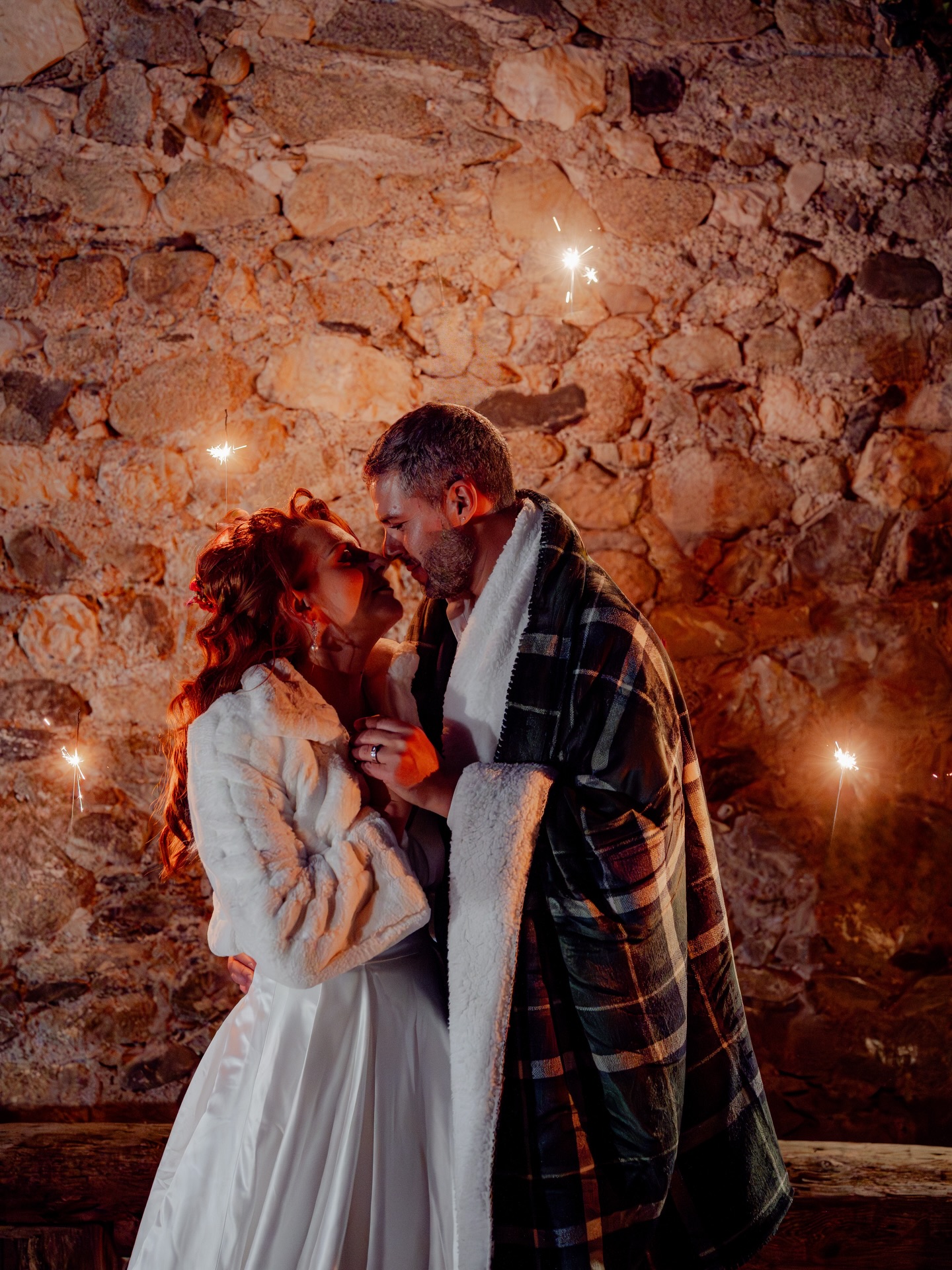 ❄️ Comment réussir ton Mariage à Noël sans tomber dans le cliché ? Les 3 best astuces ! 🥂
Un mariage d’hiver avec une touche de magie des Fêtes, c’est possible ! Je te dévoile les secrets de ce shooting d’inspiration fun en rouge et blanc :
⚡️Mises sur les couleurs vives : Oui au Rouge Carmin ❤️ et au Blanc Neige 🤍
⚡️Priorité aux émotions : Les photos les plus quali’ sont celles qui montrent le fun et le naturel !
⚡️Travailles les détails : Un plaid, une boisson chaude, des accessoires thématiques discrets font toute la diff’
💡 CONSEIL PRO : Si cette vision te parle, c’est que ton mariage mérite d’être photographié avec soin !
➡️ ENREGISTREZ CE POST pour le retrouver facilement au moment de ta résa’. Partagez-le à toutes les futures mariées qui hésitent à se marier en hiver ! ❄️
____________
Équipe de dingue :
Domaine : @lagrangedeladour
Wedding planner & Decoration : @lafabriqueasouvenirs64
Modèles : audreybrz1 & @pedro_mapr7
Coiffure : @cyril_daria_castillo_coiffure
Maquillage : @_mec_up_artiste_maquillage
Photographe : @florapphotographie
Vidéaste : @antondazy_mariage
Costume : @lamoureusebcv
Noeud Papillon : @maison_eme
Bouquet : @rosettelapetitecam
Papeterie : @ladumpapeterie
Wedding cake : @lc.pastry32