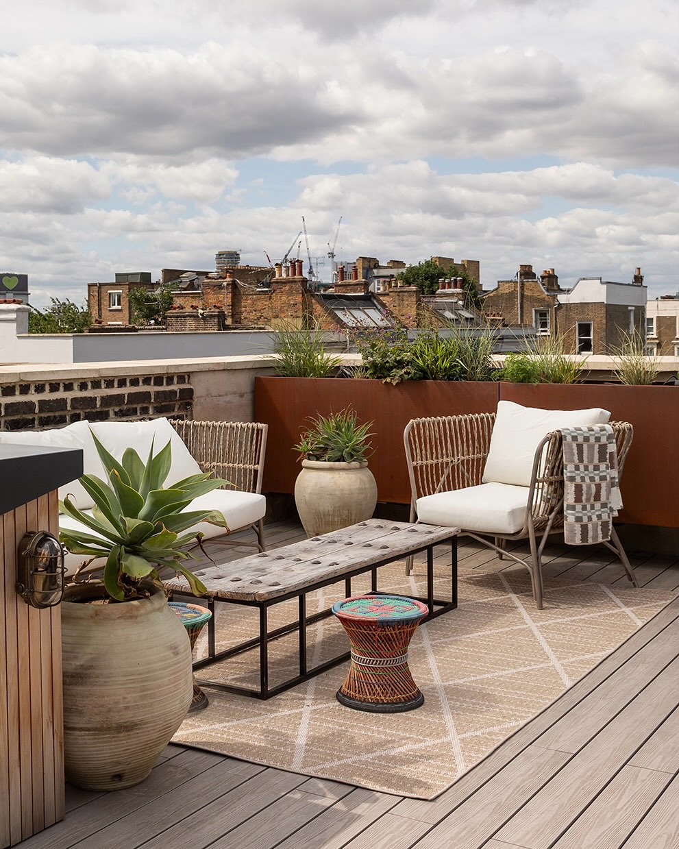 Roof Terrace | Portobello Townhouse
Old valley roof restructured to become a sun terrace (weather allowing) equipped with outdoor kitchen, seating and dining areas - accessed via a sliding roof lantern
📷 @adamscottimages
Design - us & @amelia.gallen.interior.design
Styling - @studiostreeter
Garden Design and install - @chloepooleygardens
Contractor - HL Workshop
#woodrowvizor #londonhouse #londonhomes #architecturalphotography #houseandgarden #transformation #terracedhouse #portobelloroad #nottinghill #ladrbokegrove #interiorinspo #designinspo #victorianhome #roofgarden #roofterrace #rooftops #londonrooftops