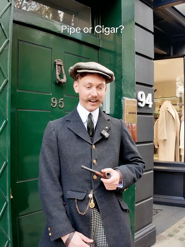 Pipe Tobacco: does it taste better than cigars? Tell us your take!
We had the pleasure of meeting so many new people and discovering the stories behind their winter wardrobes at this year