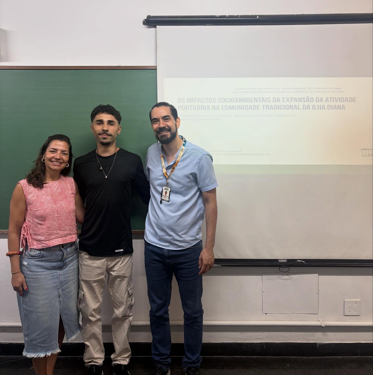 Encerramos a semana de TCCs com a apresentação do @luigicastro . Luigi foi aprovado no TCC, encerrando com sucesso essa etapa tão importante da sua trajetória acadêmica 👏✨
Seu trabalho abordou com sensibilidade os impactos socioambientais da expansão da atividade portuária na comunidade tradicional da Ilha Diana, trazendo reflexões fundamentais sobre justiça socioambiental e território.
Parabéns, Luigi, pelo empenho, amadurecimento acadêmico e compromisso com temas tão relevantes para a ciência e para a sociedade. Que esse seja apenas o começo de muitos caminhos potentes que ainda virão!
Muito orgulho de acompanhar essa trajetória 💙 o nosso muito obrigada à comunidade da ilha Diana por nos receber e pelas trocas. Sempre enormes aprendizados!