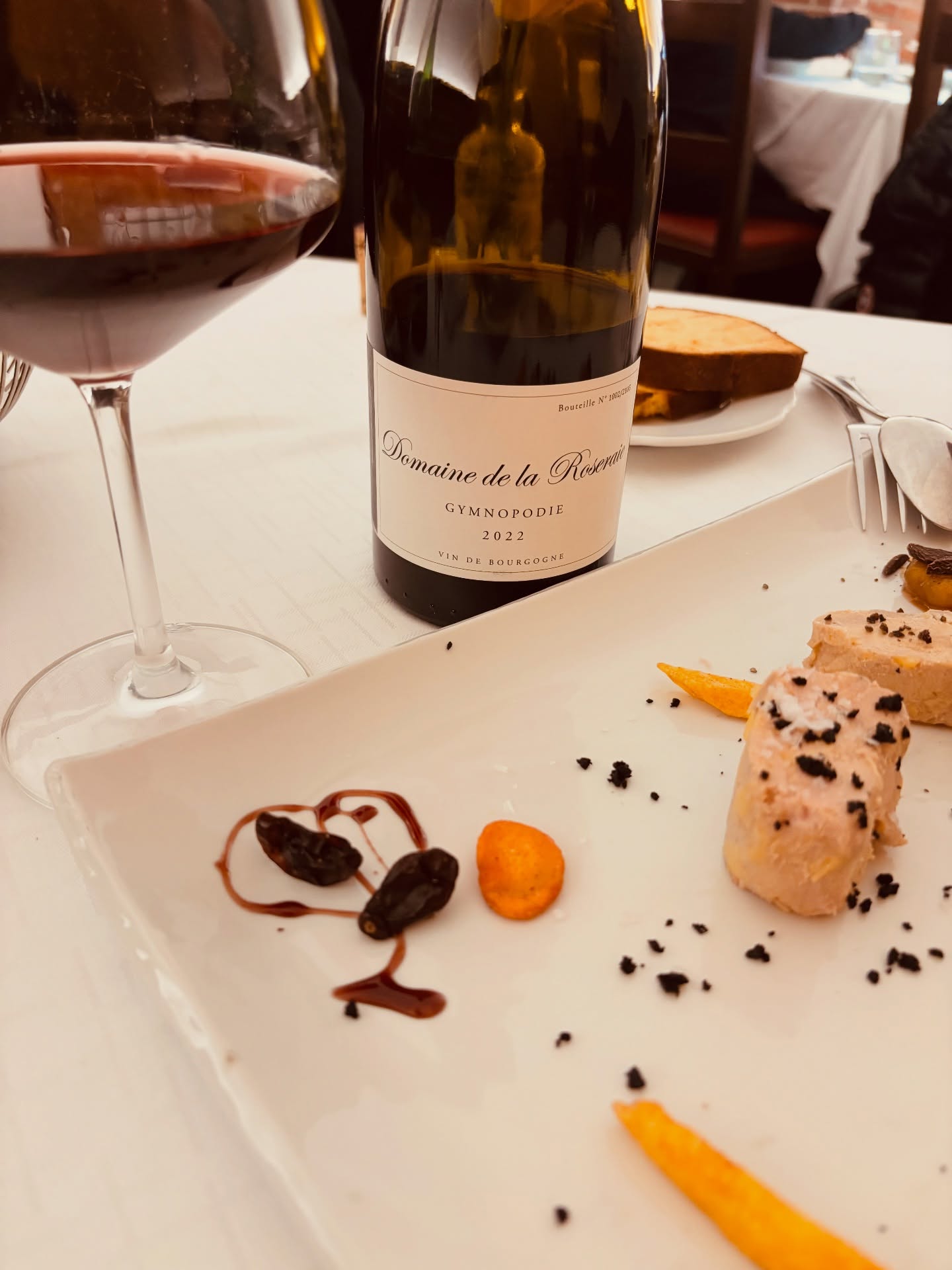 Gourmand all’ @hostaria_del_pozzo con il Gymnopodie 2022 di @domaineroseraie bottiglia nr.1002 di 2105. Pinot Noir di Borgogna senza solfiti aggiunti 🍇
#naturalwine #rocknbolla #bourgogne #pinotnoir #ticino