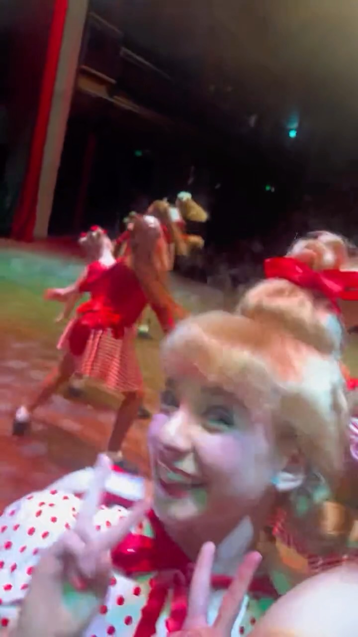 โจ๐ธ Caught on stage being festive + fabulous for a full house! ๐โจ