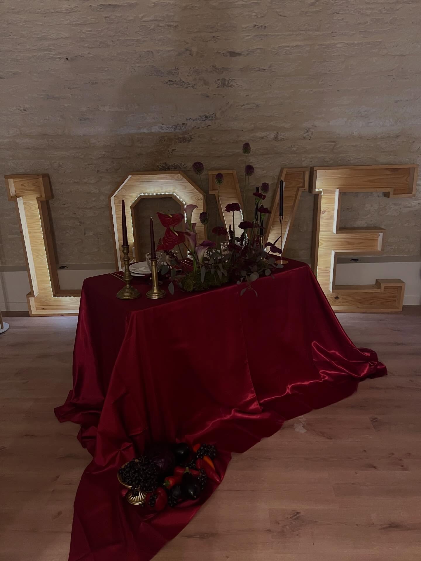 Shooting nuit de noces 🌹🌙
Prestataires:
@ore.vents 👩🏼💻🎀
@amore_e_vintage 🪑🍽️
@lasuitedebacchus 📍
@maude_fleuriste_dijon 🌹
@axisprod_ 🎥
@reve.et.romance 👗👰🏼♀️
@coiffeuse_hairstyle_dijon 💇🏽♀️
@acyna_touch 💄
@bijouterie_alliances_dijor 💍
@etam 👙
@marine_deau_douce 👩🏽
#shooting #nuiteenoces #organisation #prestataires