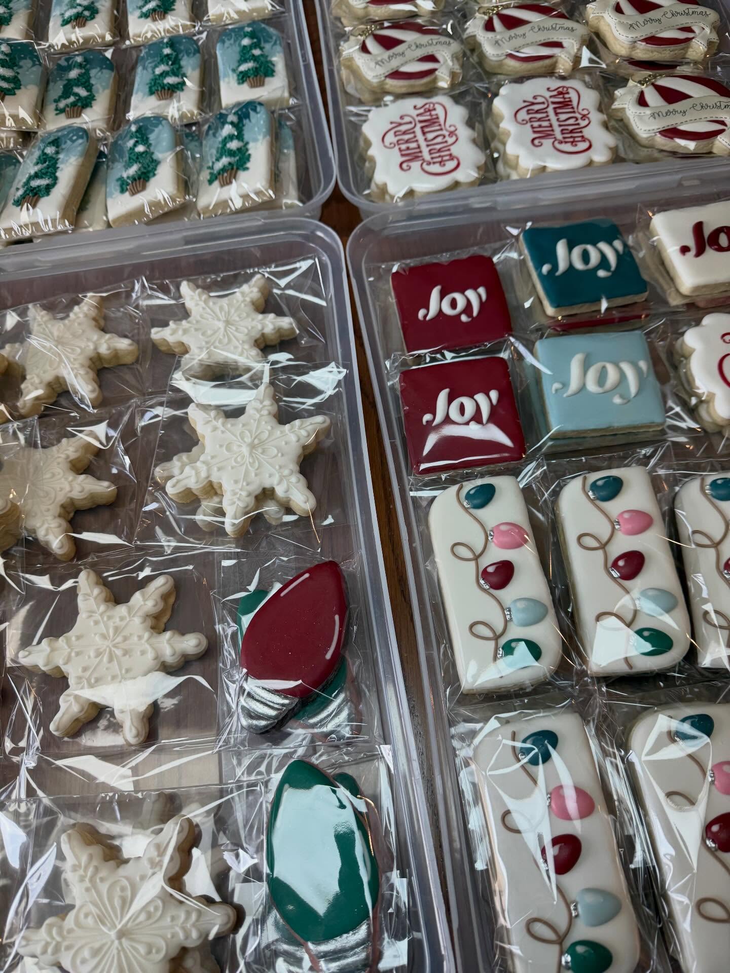 ** SOLD ** I have extra cookies! Local friends, make your holiday table extra festive! $50 per dozen; local pick up.
Please email, text, or DM me if you’re interested. $50 per dozen. Hope you all have a wonderful holiday season!
SET 1:
- 2 snowflakes
- 2 “Joy” plaques
- 4 snowy trees arches
- 2 “string of lights” plaques
- 2 “Merry Christmas” round ornaments
SET 2:
- 2 snowflakes
- 2 “Joy” plaques
- 4 snowy trees arches
- 1 “string of lights” plaque
- 2 round “Merry Christmas” ornaments
- 1 large Christmas light bulb
#decoratedsugarcookies #somecookiesbecause_byduveen #christmascookies🎄🍪