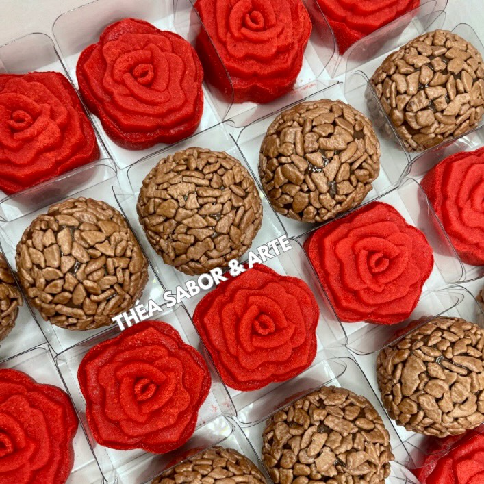 Docinhos para uma conFra de empresa.
❤️
#rosa #flor #brigadeiro #brigadeiropersonalizado #brigadeirodeflor #confra #lembrancinha #confraternizacao #presente #docinho #brigadeirodeninho #brigadeirogoumert