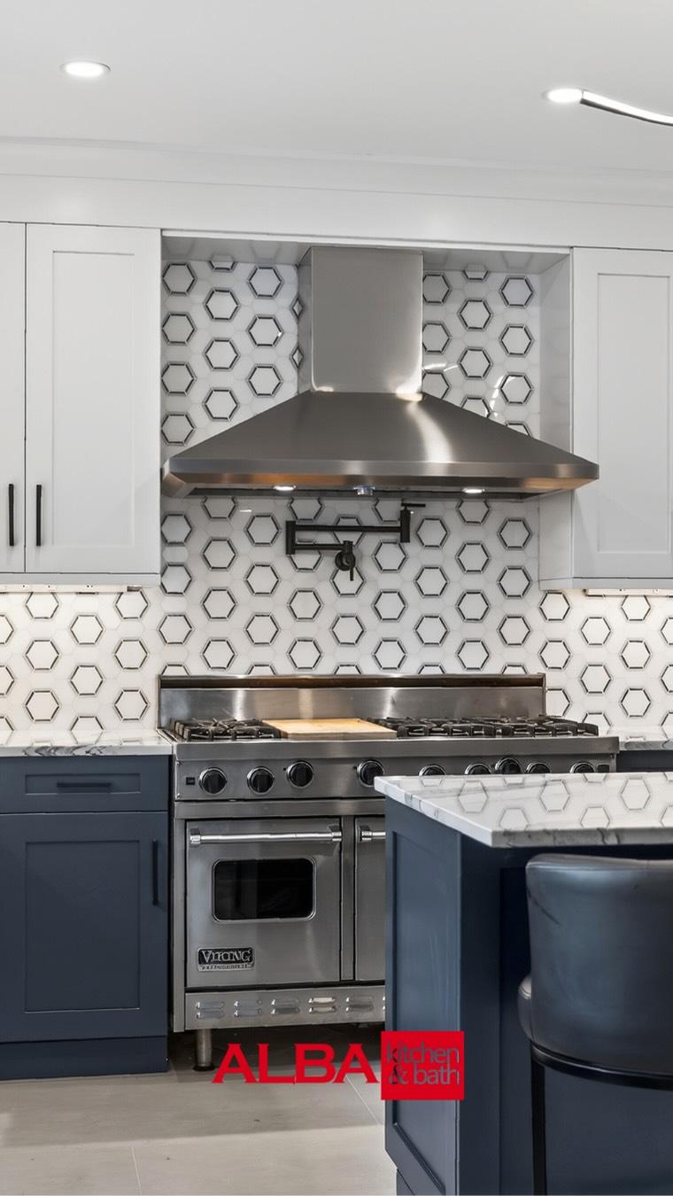 Our recent kitchen project features frameless cabinets, which is creating sleek, modern lines and more interior space. Currently we have a 3-4 week lead time on our frameless cabinet lines. #kitchencabinets #framelesscabinets #luxurykitchendesign #kitchendesign #kitchengoals
Photos & Videos: Celine & John