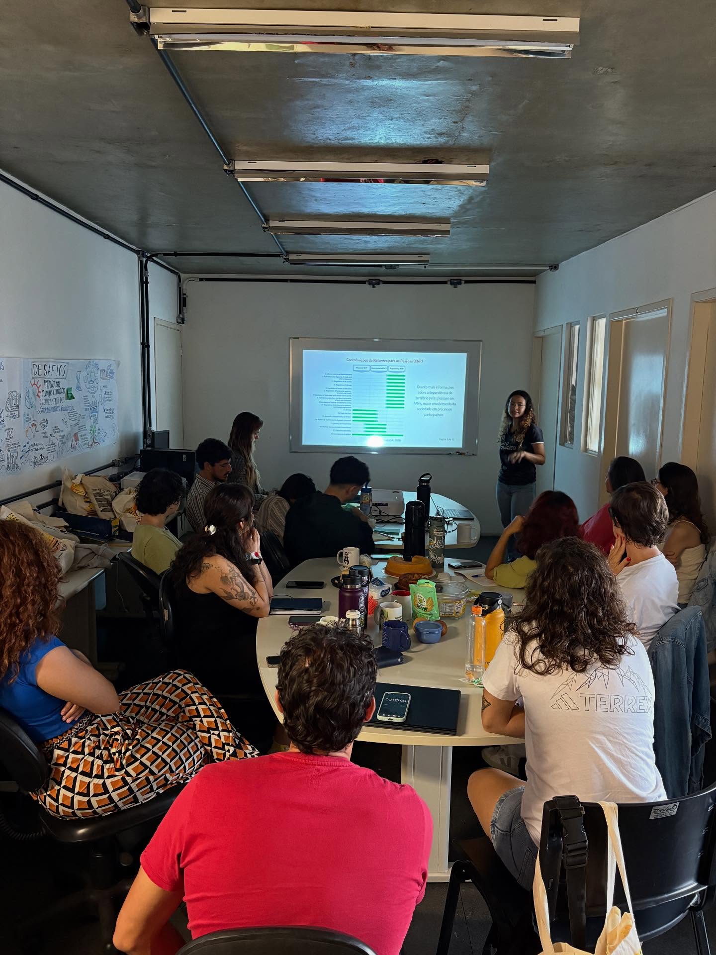 Hoje seguimos com o nosso 1º Seminário de Pesquisa do @gov_oceano, com apresentações das pesquisas do grupo e discussões sobre ideias e caminhos para 2026. 🌊✨
Tivemos também a presença inspiradora da Dra. Cíntia (@cintiamiyaji ), que trouxe reflexões sobre a cadeia de consumo do pescado e seus desafios reais para a implementação. Além de compartilhar sua história e os caminhos percorridos nos últimos anos.
Foi um dia de muita integração, troca de aprendizados e fortalecimento da nossa equipe. 💙
E ainda fomos presenteados com um kit lindo do Projeto Albatroz — obrigada pela parceria e carinho! @projetoalbatroz
Seguimos construindo, juntos, uma ciência comprometida com o oceano e com as pessoas.