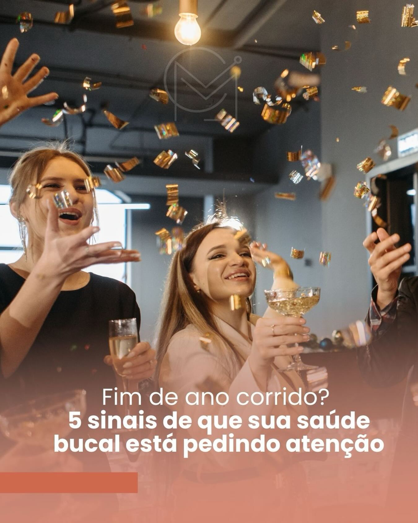 Dezembro chega e, no meio de tanta correria, é comum deixar os cuidados com o sorriso em segundo plano.
Aqui estão 5 alertas de que sua saúde bucal pode estar pedindo uma pausa na agenda:
1️⃣ Sangramento gengival
Mesmo “só um pouquinho” já é um sinal de inflamação. Gengiva saudável não sangra.
2️⃣ Sensibilidade aumentada
Desconforto com alimentos gelados, quentes ou doces pode indicar desgaste, retração ou cárie inicial.
3️⃣ Mau hálito persistente
Muito comum em dezembro pela rotina bagunçada: alimentação irregular, pouca água e falta do fio dental.
4️⃣ Estalos ou dor na mandíbula
Estresse de fim de ano aumenta o bruxismo e ele cobra seu preço.
5️⃣ Pontadas em dentes específicos
Cárie, fratura, infiltração… ou até um problema mais profundo. Dor nunca é normal.
✨ Se você notou algum desses sinais, esse é o momento ideal para cuidar de você.