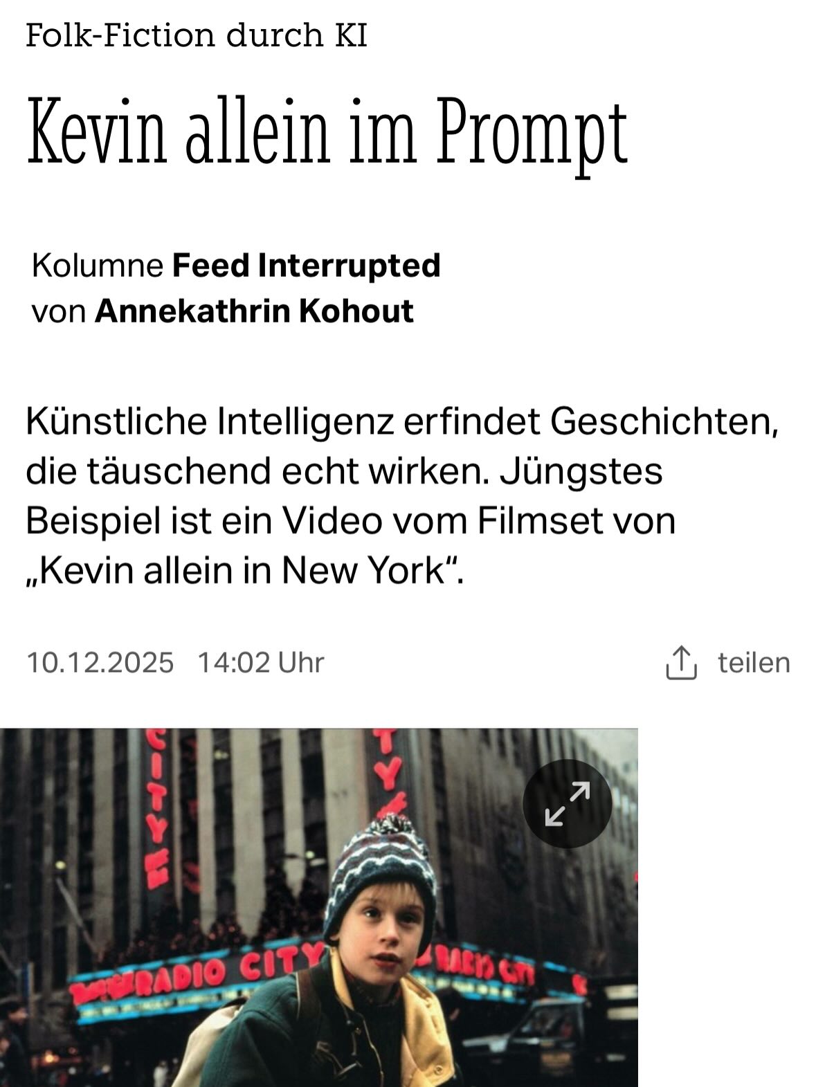 It’s this time of the year, in der “Home Alone” wieder in Dauerschleife läuft – und gleichzeitig spült uns der Feed „nie gezeigte“ Making-Ofs und viele weitere KI-Fantasien rund um das Filmuniversum in die Timeline.
In meiner neuen Kolumne nenne ich das „Folk Fiction“: KI-generierte Möglichkeitsgeschichten, in denen wir noch einmal in alte Filme, Serien und Popwelten hineingehen können, so als wäre da irgendwo doch noch ein geheimes BTS-Video von „Kevin allein in New York“ zu finden. Fast wie bei Volksmärchen! Alle dürfen weitererzählen, alle dürfen verändern, und niemand fragt nach dem Original. 😇
Link ins Bio & Story ✨