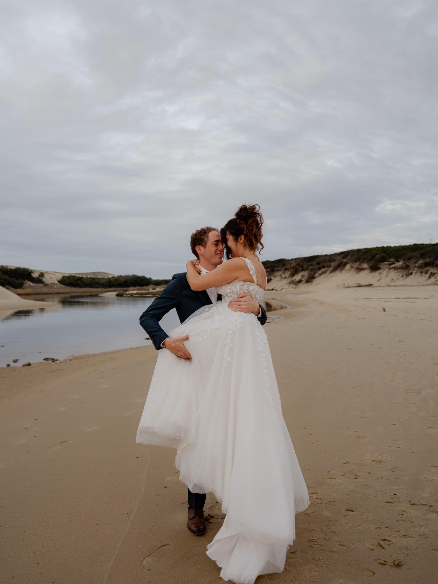 La séance Afterday de Léa & Jeremy ✨
Direction les Landes, au Courant d’Huchet, après un mariage au plus proche des montagnes.
On est clairement passé de l’herbe au sable pour s’offrir un dernier moment en amoureux pour célébrer ce mariage.
D’ailleurs, une petite chose s’est invité à notre séance. L’as-tu vu sur les photos ?
Indice : elle est aussi sur deux pattes 😏