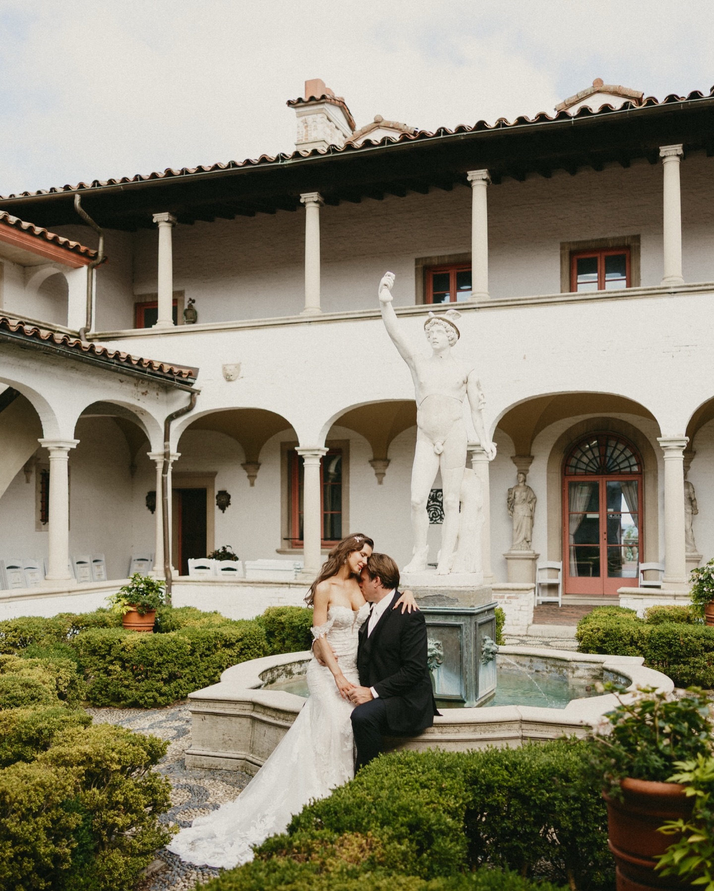Galleries are being sent out left and right over here! Heading to our last wedding of 2025 tomorrow and so excited to wrap up our year! Looking forward to the family time, a cozy winter and sharing so much from this past year. Thanks for being here 🫶🏻
#weddingphotographer #moodyweddingphotographer #intimatewedding #romanticwedding