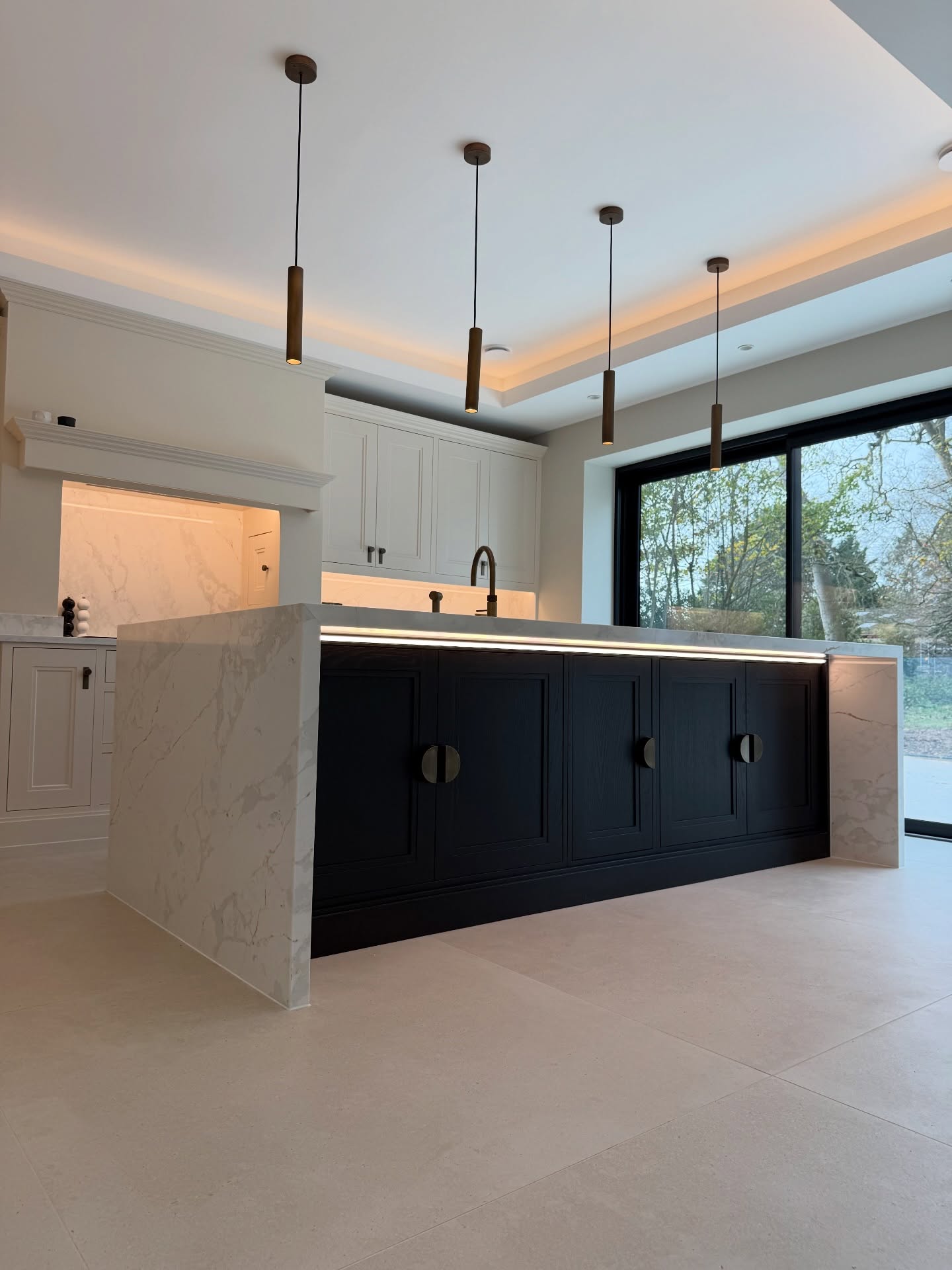 WOW! What a statement this waterfall island makes in our exclusive Arabescato Gold quartz 💎
With mitred edge profiles to make the island appear 50mm thick, as well as the recessed drainers - this island is an absolute stand out feature in our clients home.
Whether you are looking for specific edge or seamless drainers, our expert team really can make all of your stone wishes come true ✨
#thestonecompany #kitcheninspo #stoneworktops #quartz