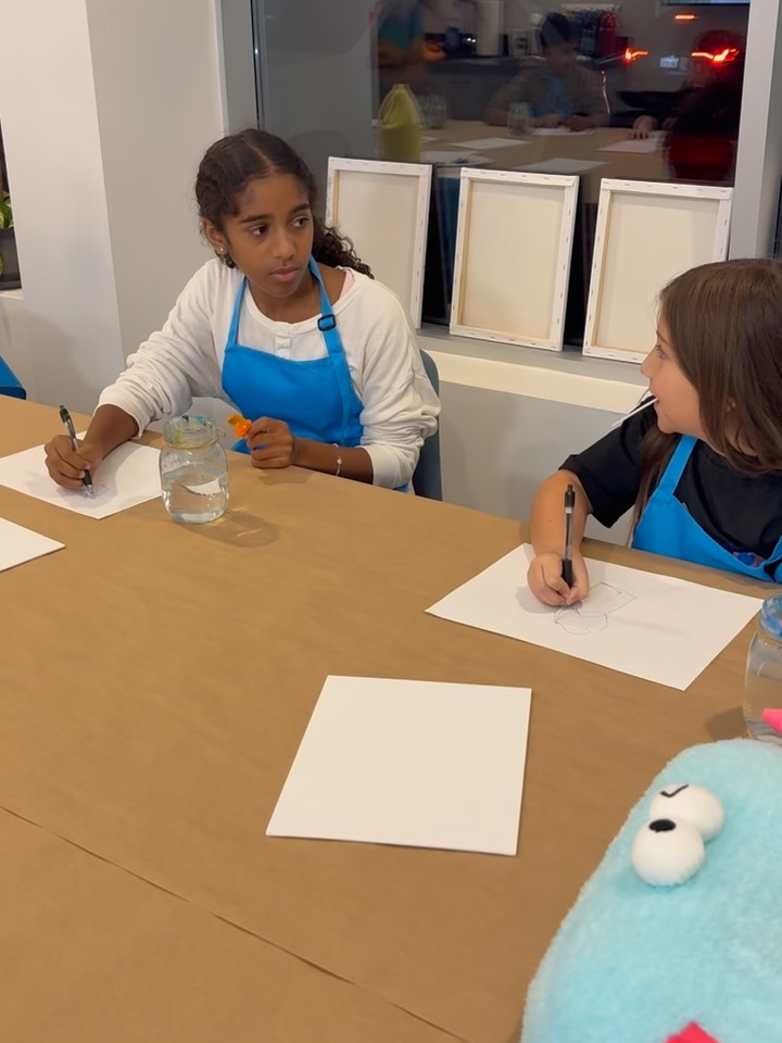 We kick off every kids’ art class with a little fun — and those first giggles? Pure magic ✨💙