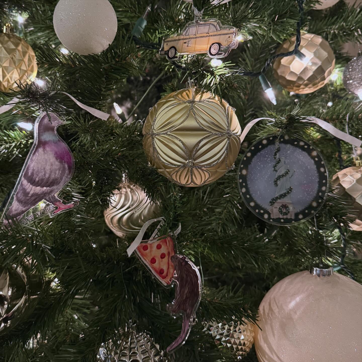 From our Statue of liberty and Pizza Rat, to the Pigeon Promenade and Taxi cab, our tree is ready for the 2025 Knickerbocker Suite. Only 6 shows left… have you purchased your tickets yet?! Special thanks to geidy663 for the special ornaments #nutcracker #ballet #holiday