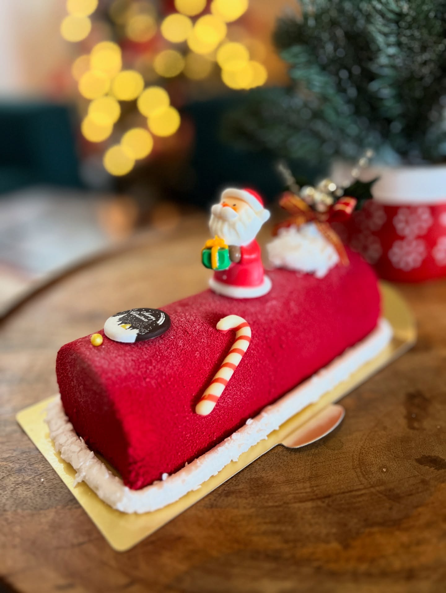 Red, festive, and oh-so merry 🎄❤️
Bûche de Noël filled with vanilla mousse, chocolate crémeux, strawberry jelly, vanilla sponge, wrapped in coconut marshmallow ✨
Call 646-0099 to order
🎄 Open Christmas Eve & Christmas Day