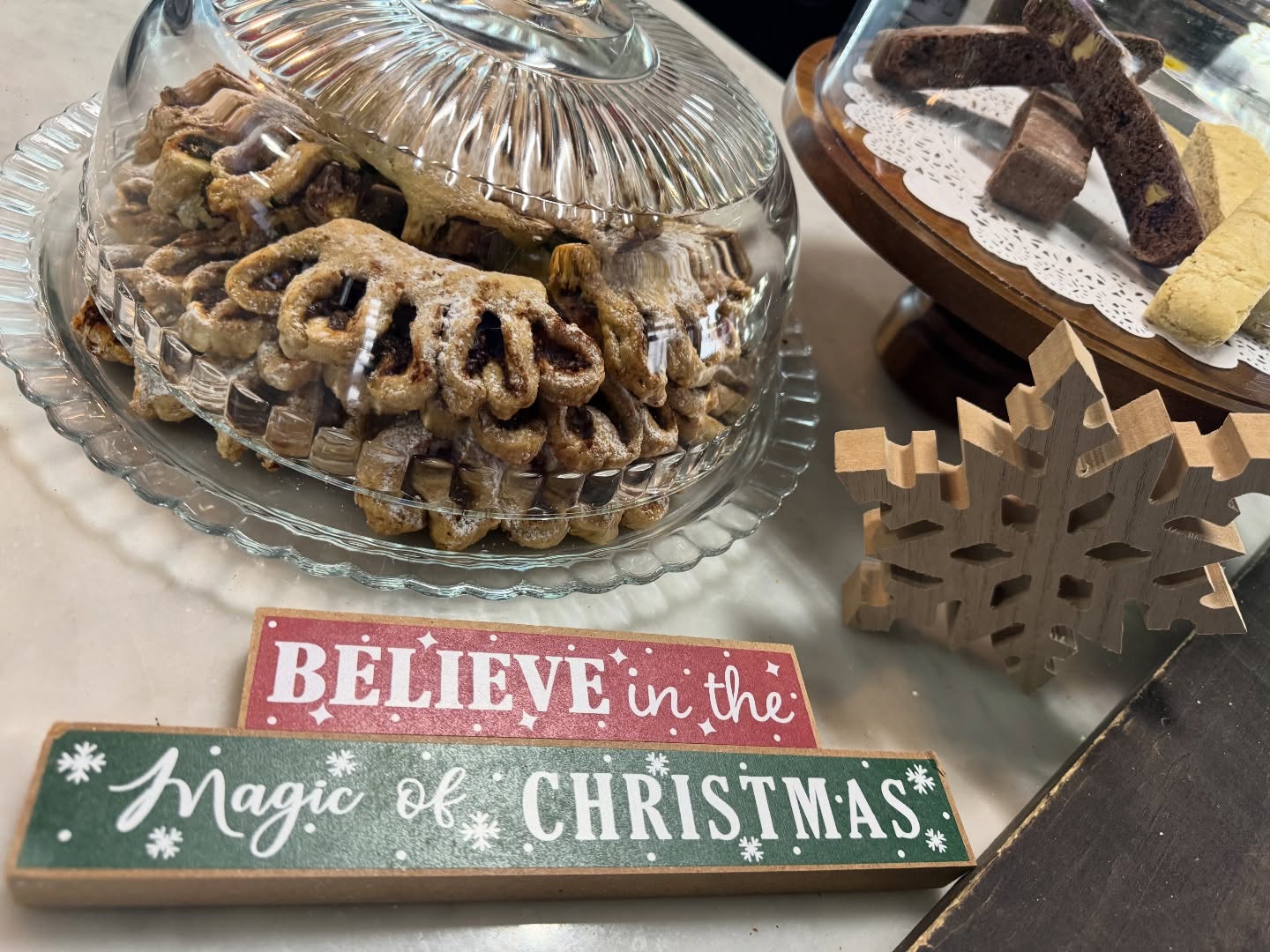Freshly made by Nonna, these traditional Southern Italian fig cookies come from Calabria and Sicily. No glaze, no fuss — just spiced fig filling, hand-cut dough, and a light dusting of icing sugar.
Baked in small batches, shared with love, and available in limited quantity — just like the holidays themselves. 🇮🇹🤍
#Petrali #ItalianChristmasCookies #BiscottiDiFichi
#MadeByNonna #OldWorldBaking #HolidayTraditions
